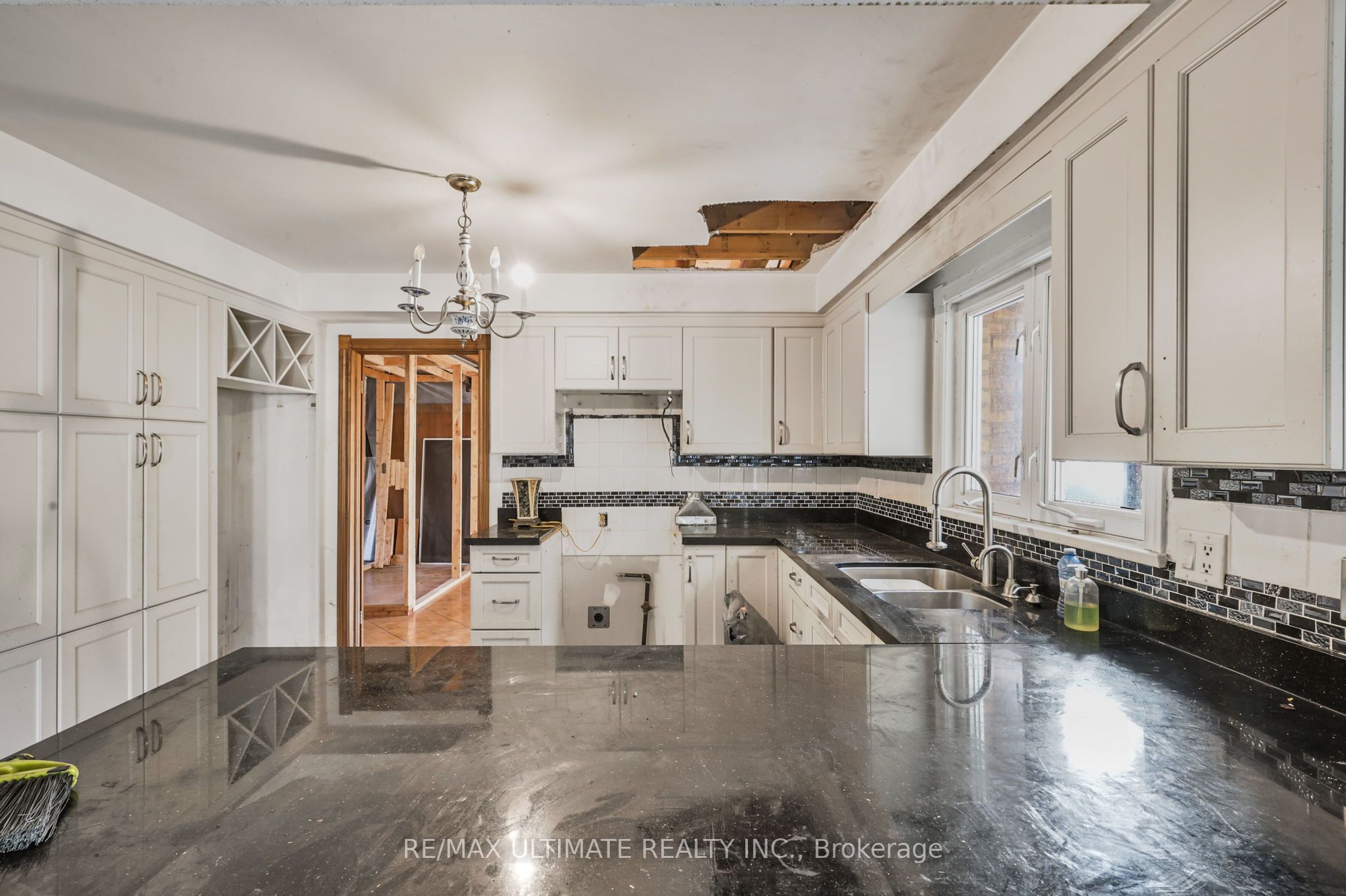 1010 Ritson Road N Property Photo 8