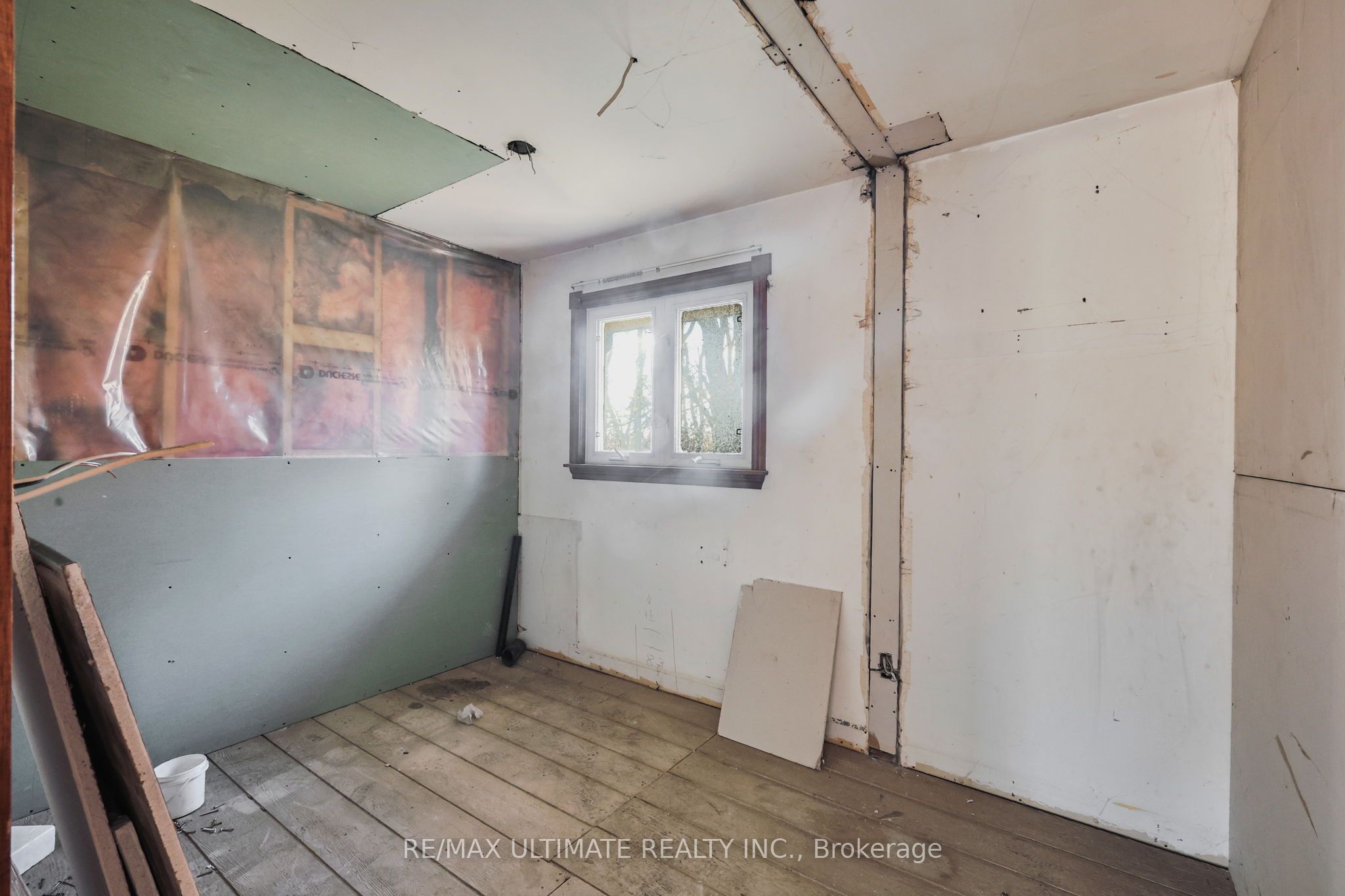 1010 Ritson Road N Property Photo 9
