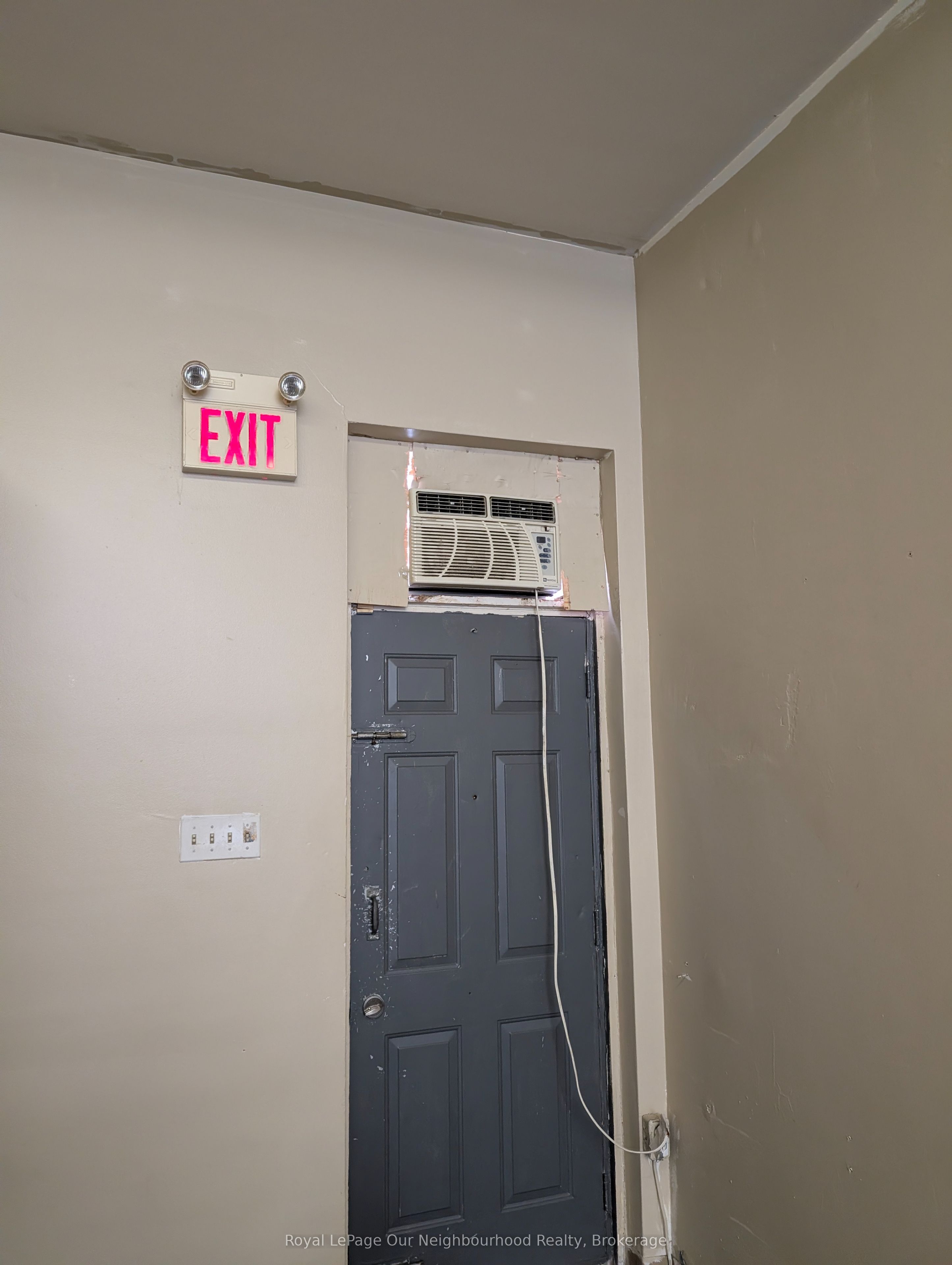 3445 St Clair Avenue E Property Photo 3