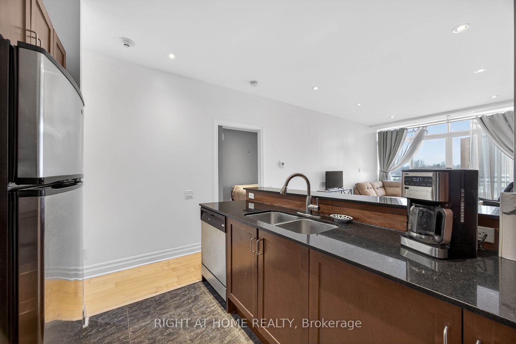 44 Bond Street W 518 Property Photo 16