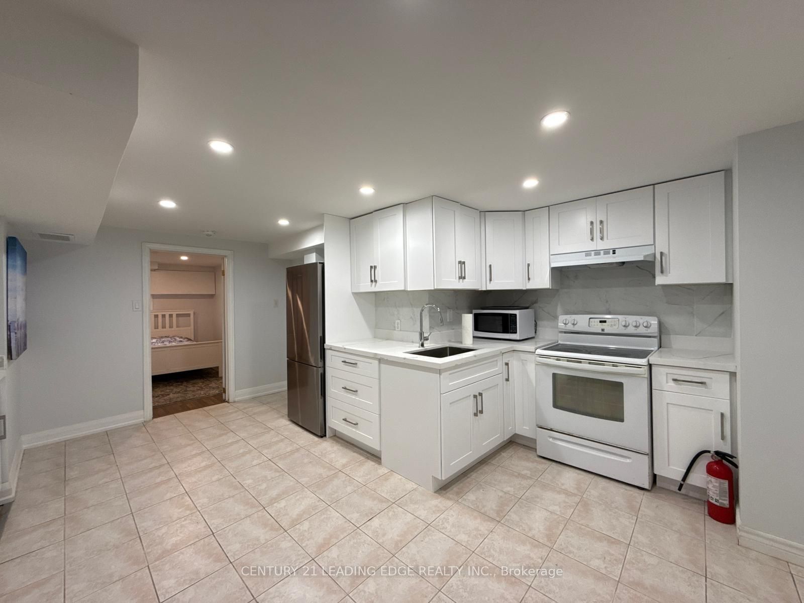 753 Glenforest Street Lower Property Photo 3