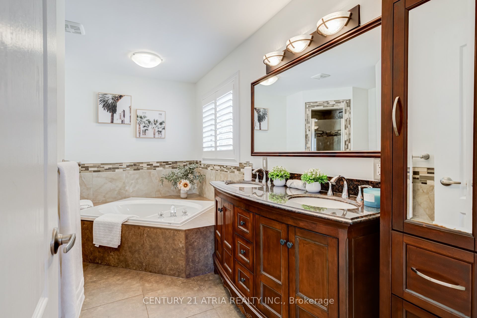 14 Robert Attersley Drive W Property Photo 24