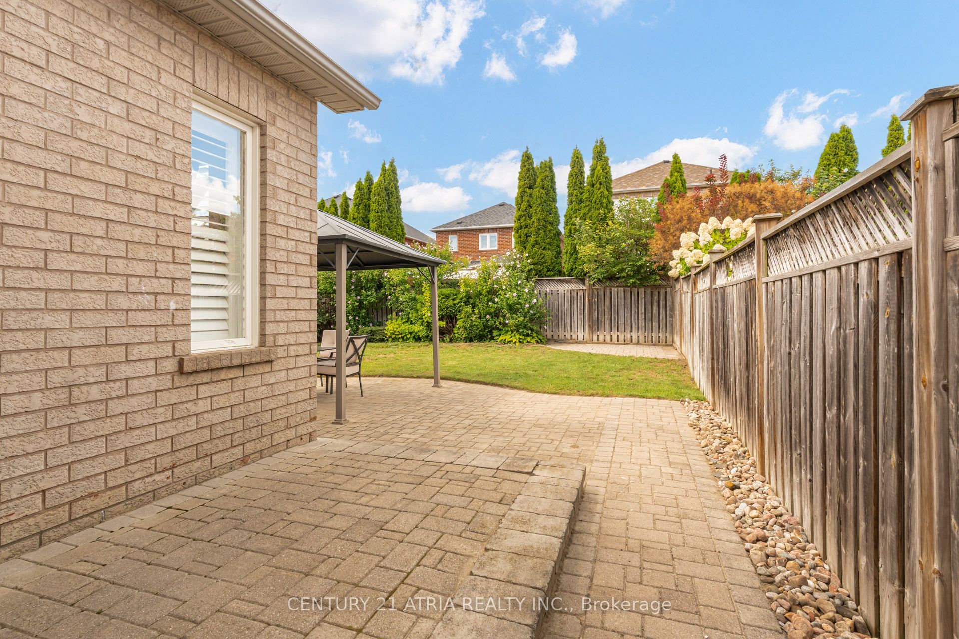 14 Robert Attersley Drive W Property Photo 37