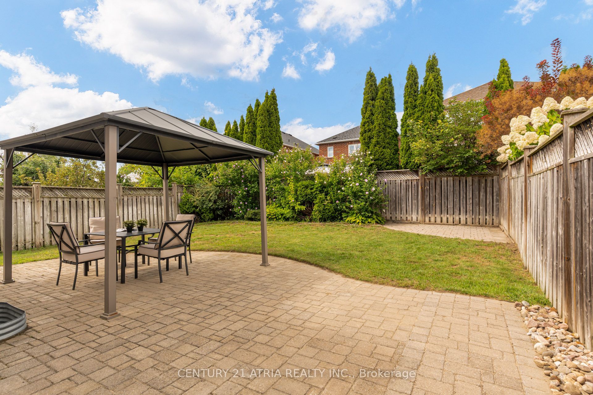 14 Robert Attersley Drive W Property Photo 38