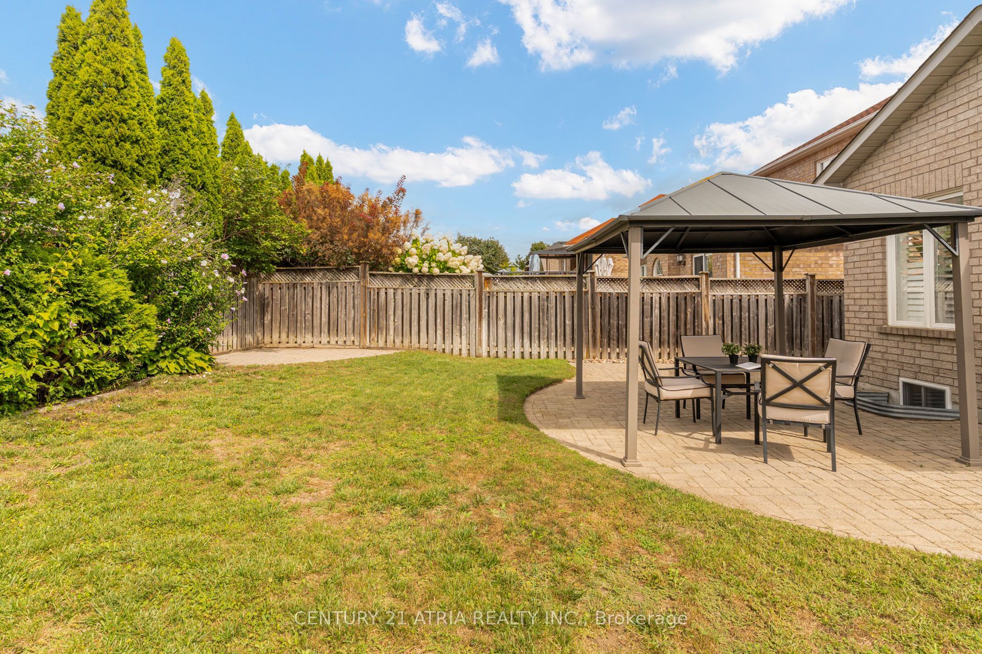 14 Robert Attersley Drive W Property Photo 39