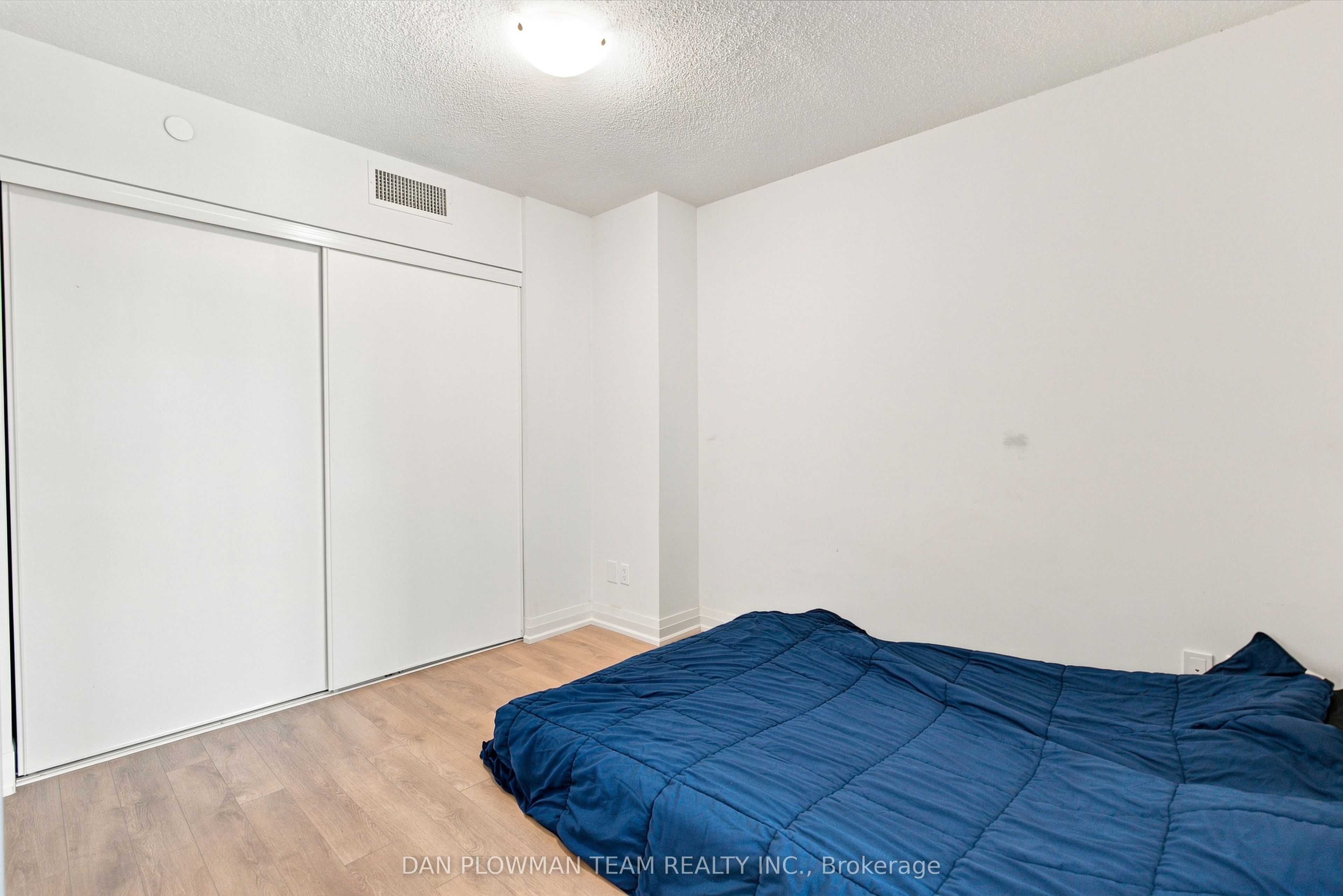 20 Meadowglen Place 227 Property Photo 14
