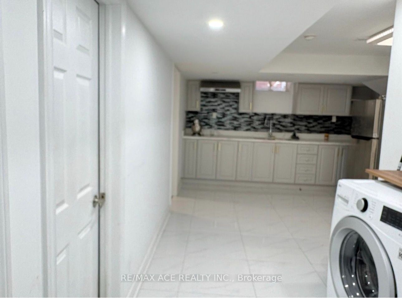 1851 Parkhurst Crescent Bsmt Property Photo 4