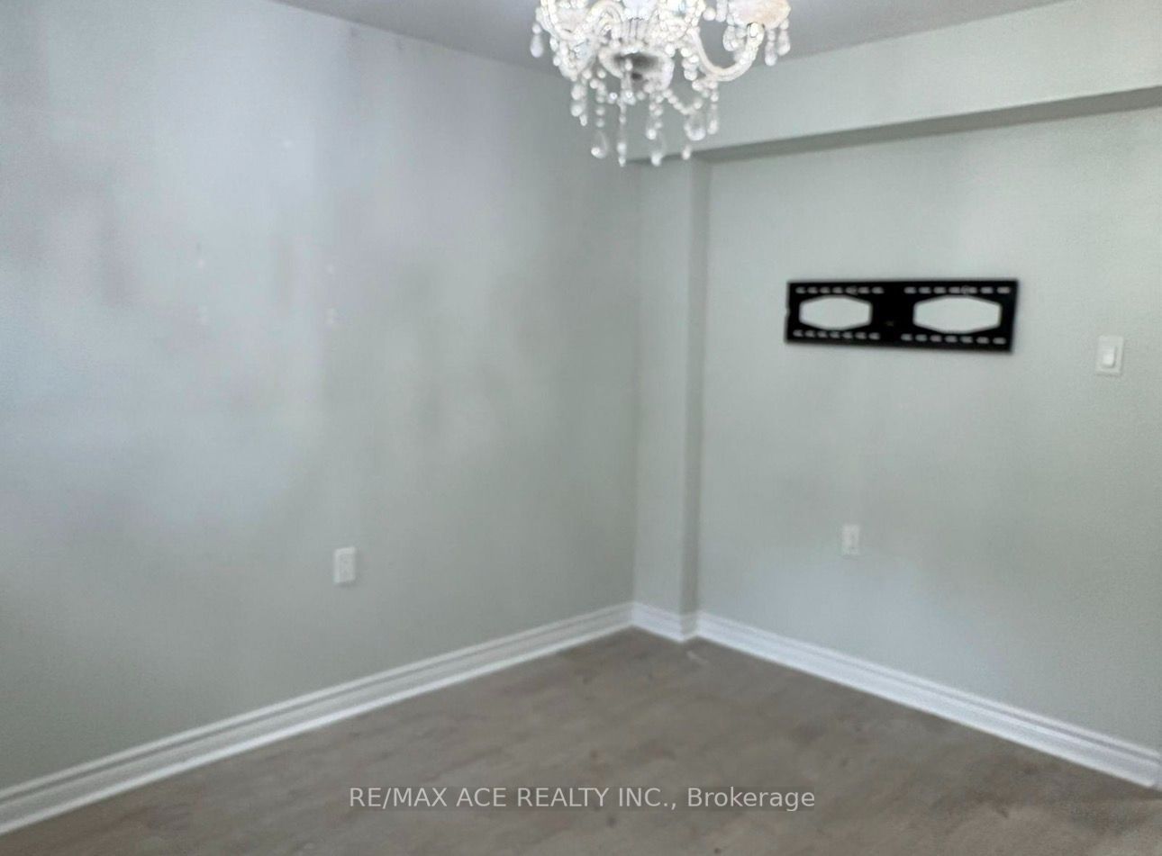 1851 Parkhurst Crescent Bsmt Property Photo 10