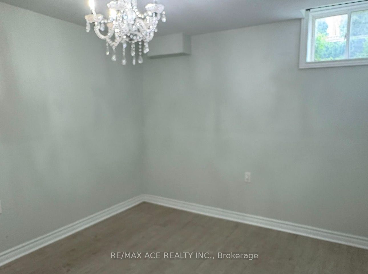 1851 Parkhurst Crescent Bsmt Property Photo 11