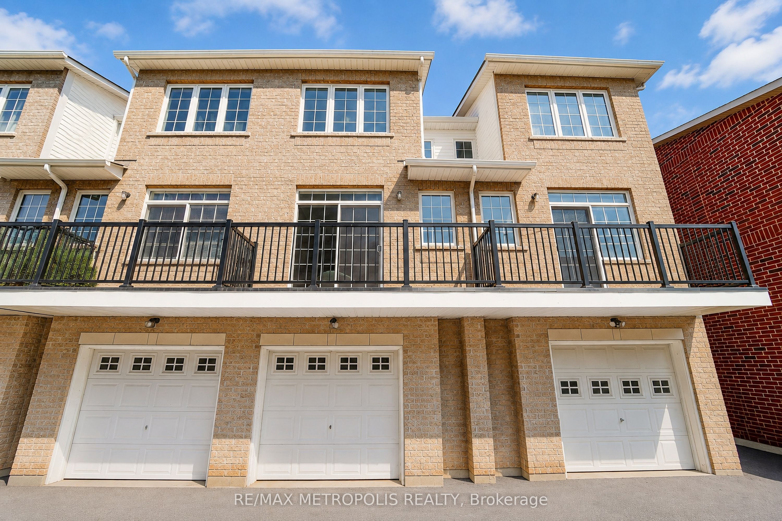 3767b St Clair Avenue E Property Photo 2
