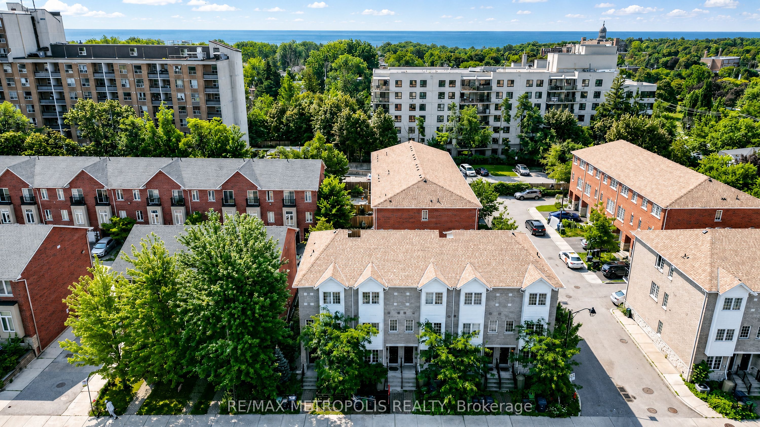 3767b St Clair Avenue E Property Photo 6