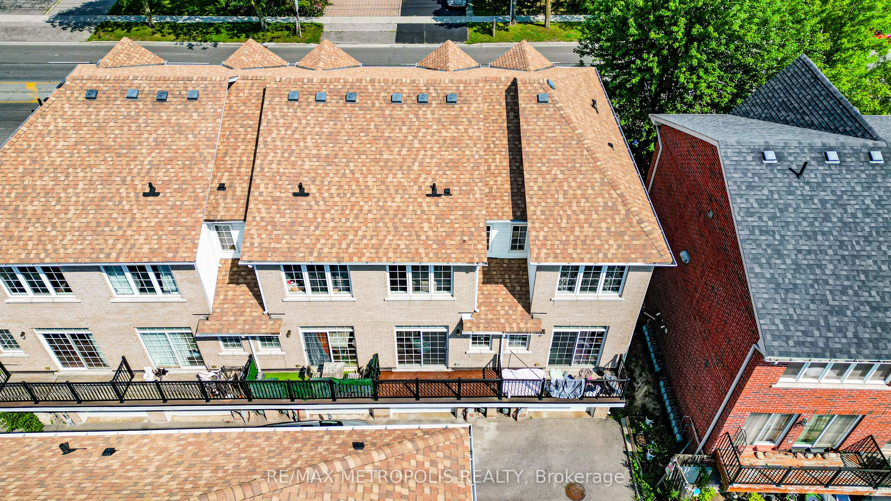 3767b St Clair Avenue E Property Photo 10