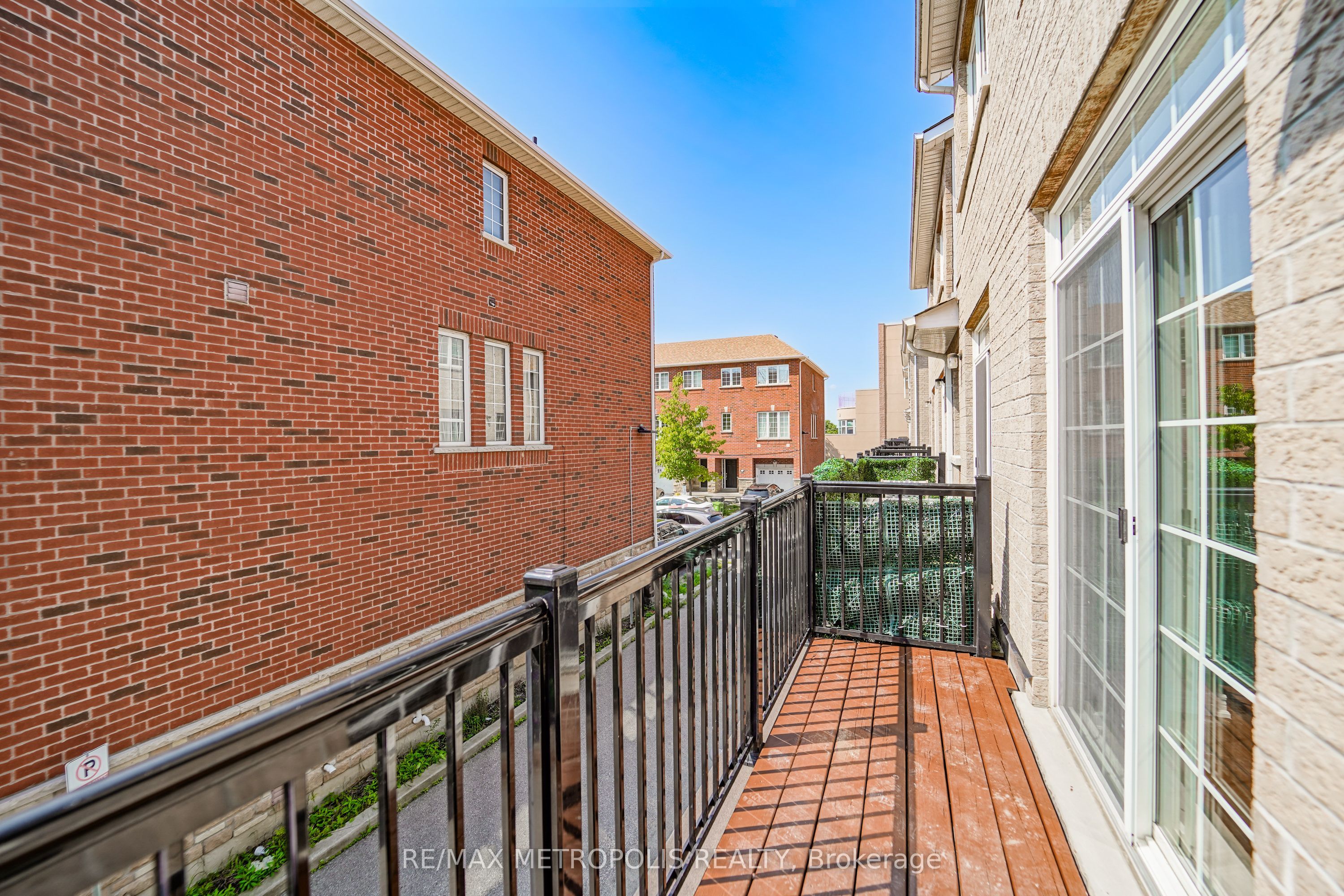 3767b St Clair Avenue E Property Photo 15