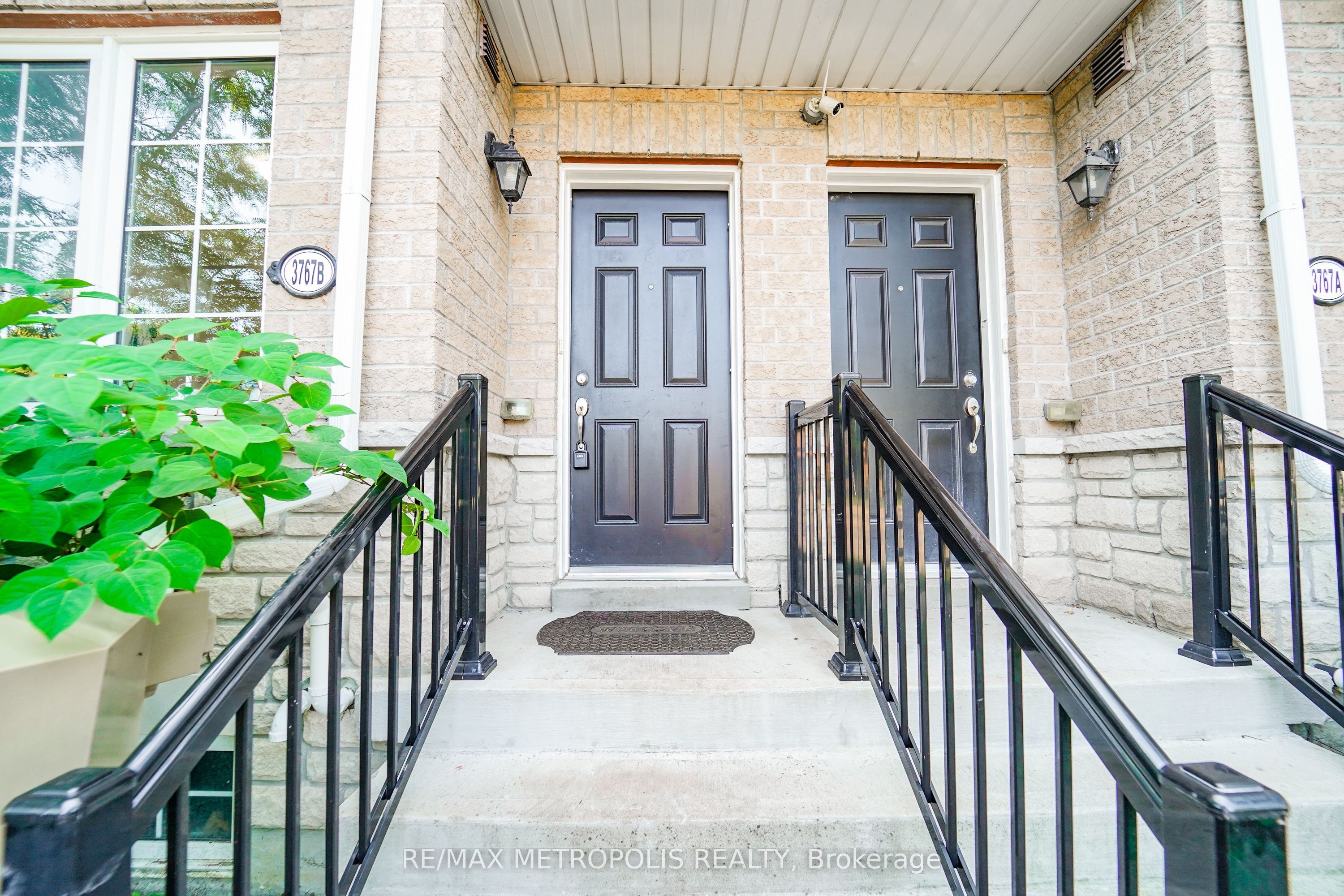 3767b St Clair Avenue E Property Photo 16