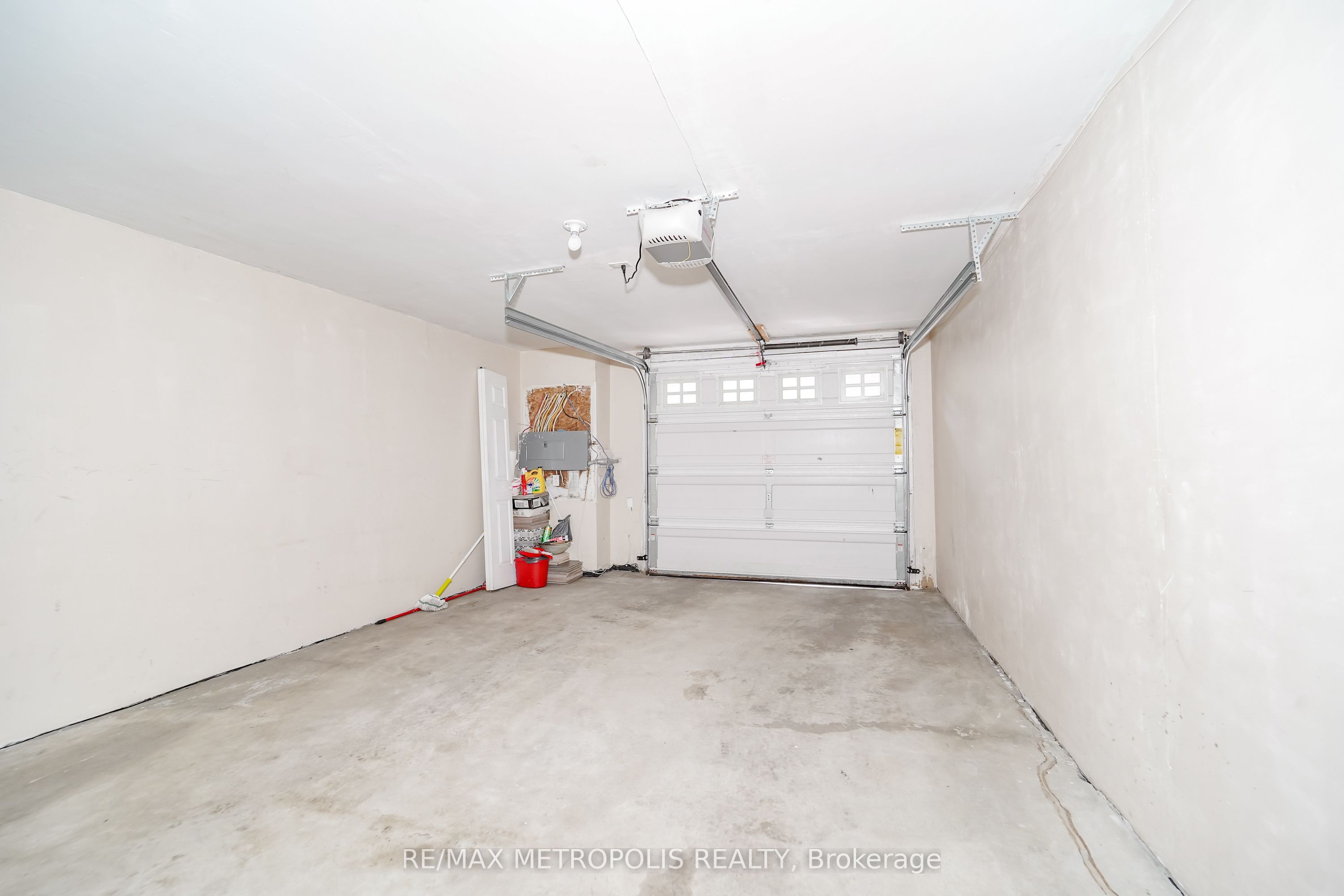 3767b St Clair Avenue E Property Photo 19