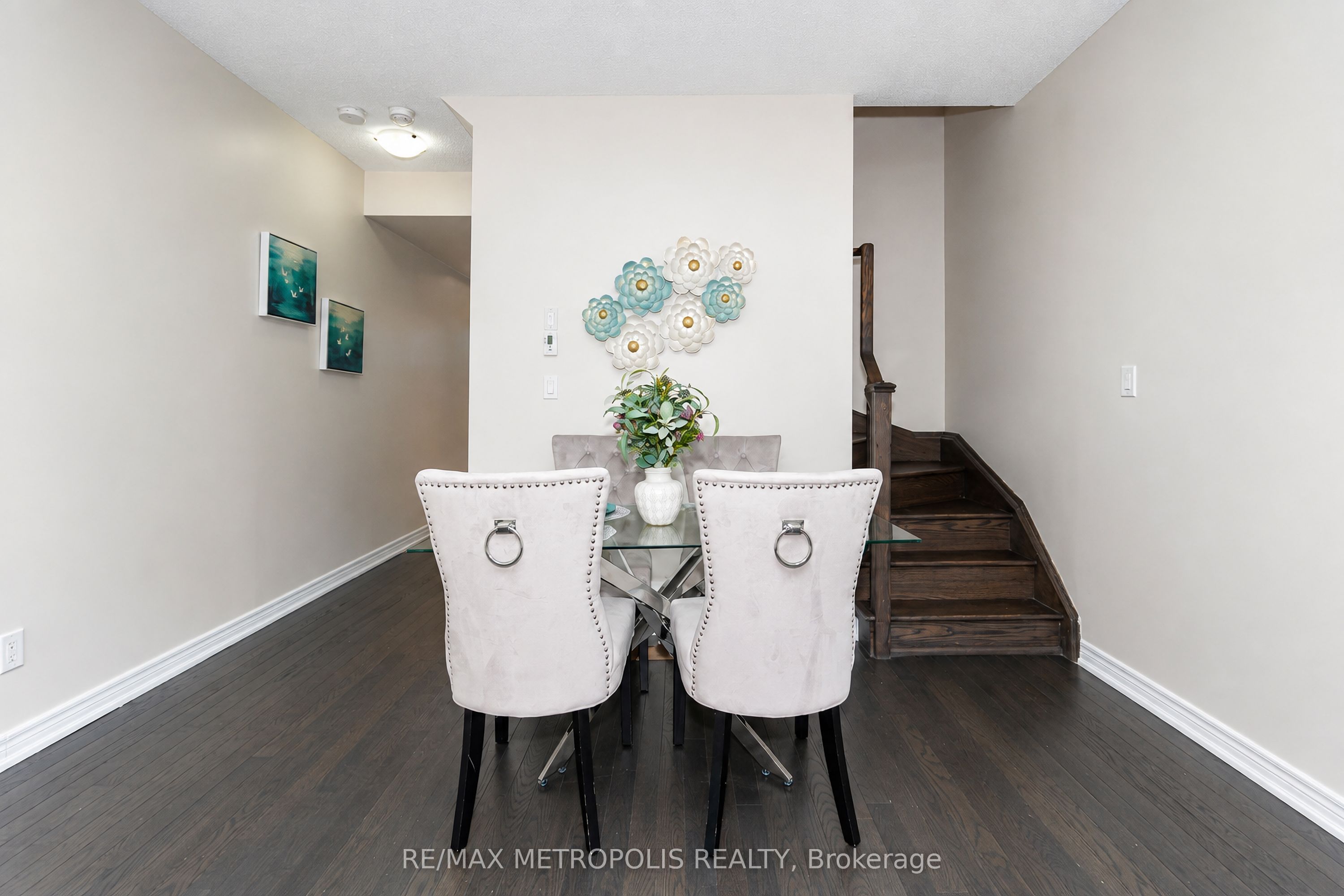 3767b St Clair Avenue E Property Photo 23
