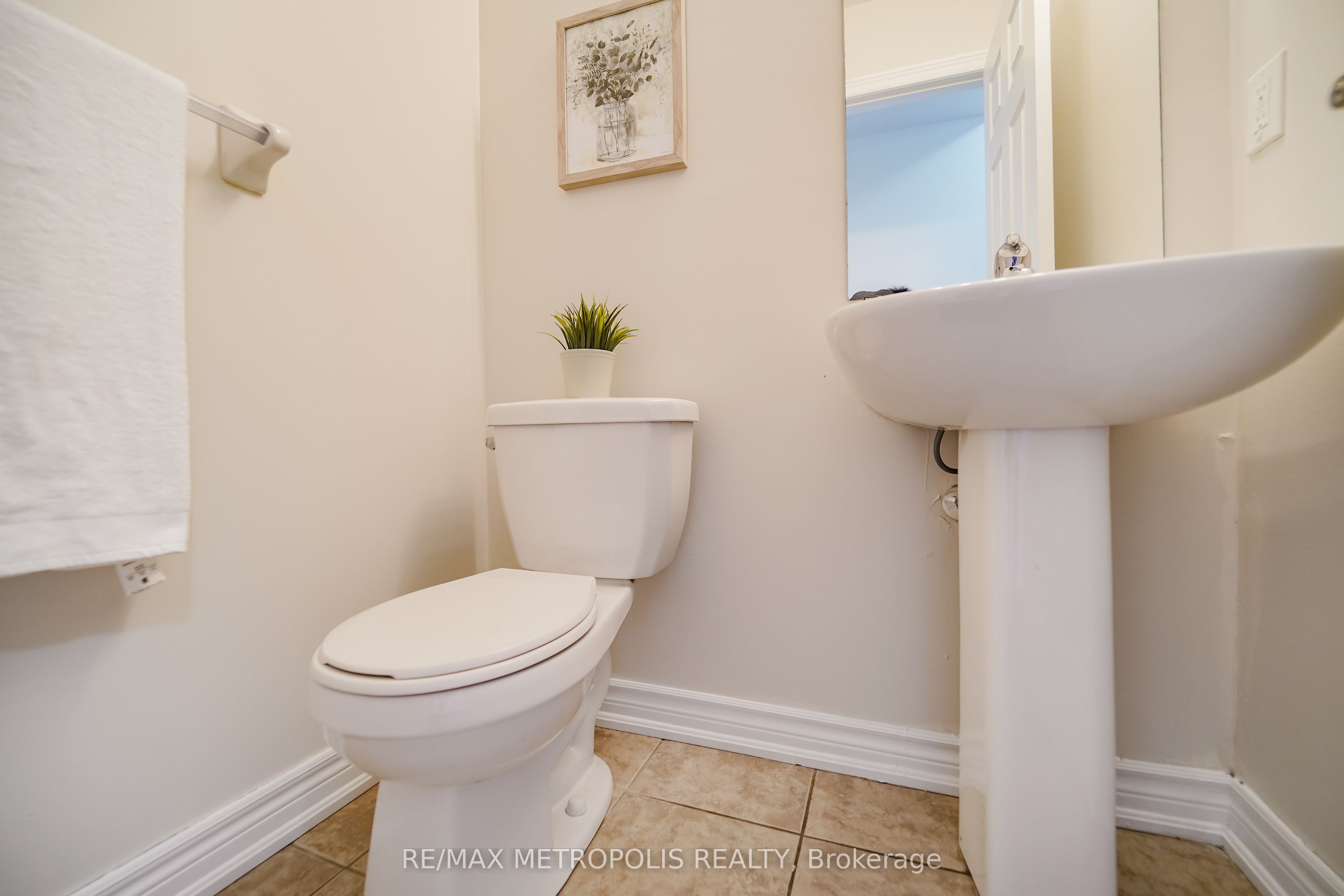 3767b St Clair Avenue E Property Photo 25