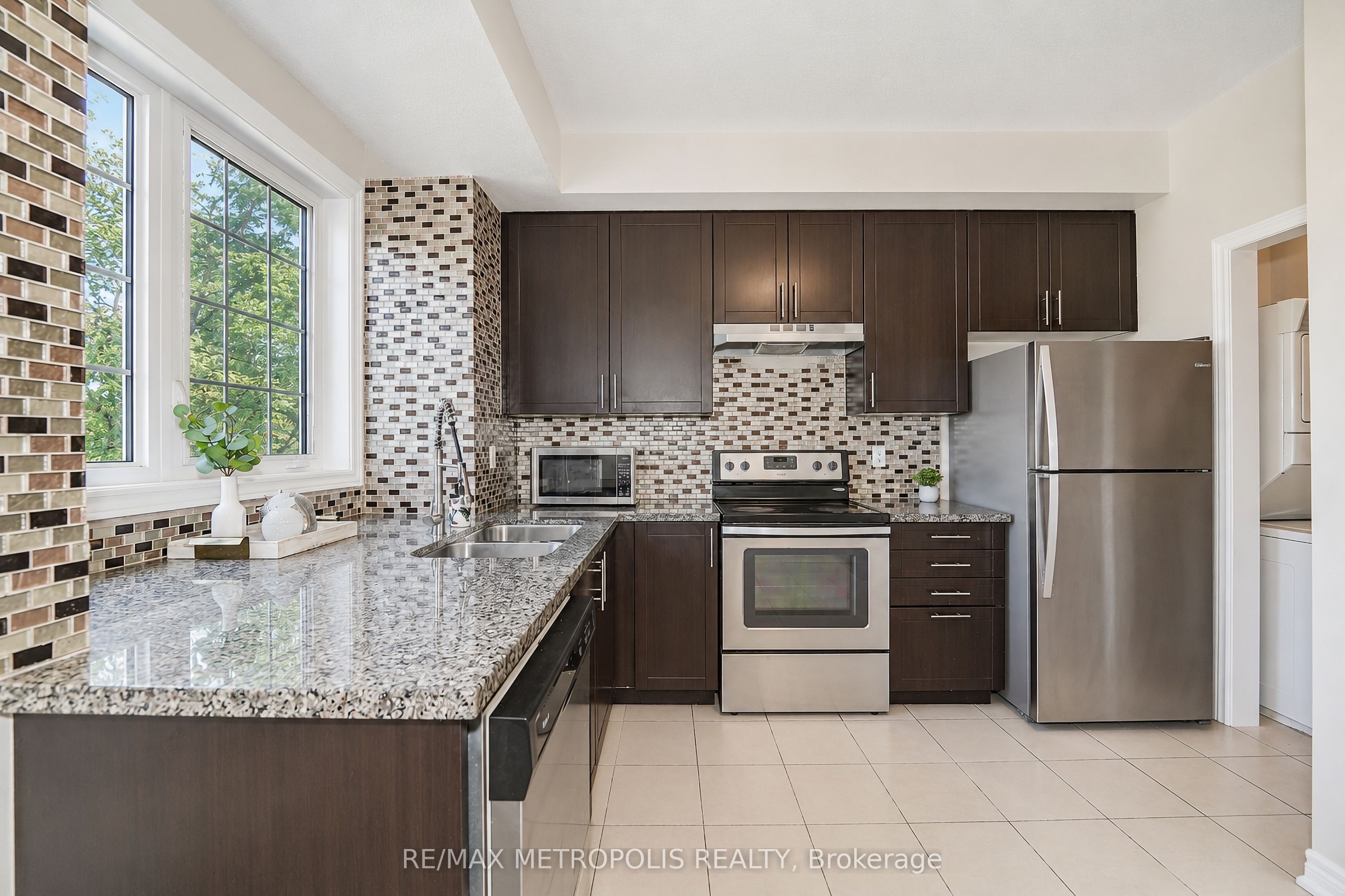 3767b St Clair Avenue E Property Photo 27