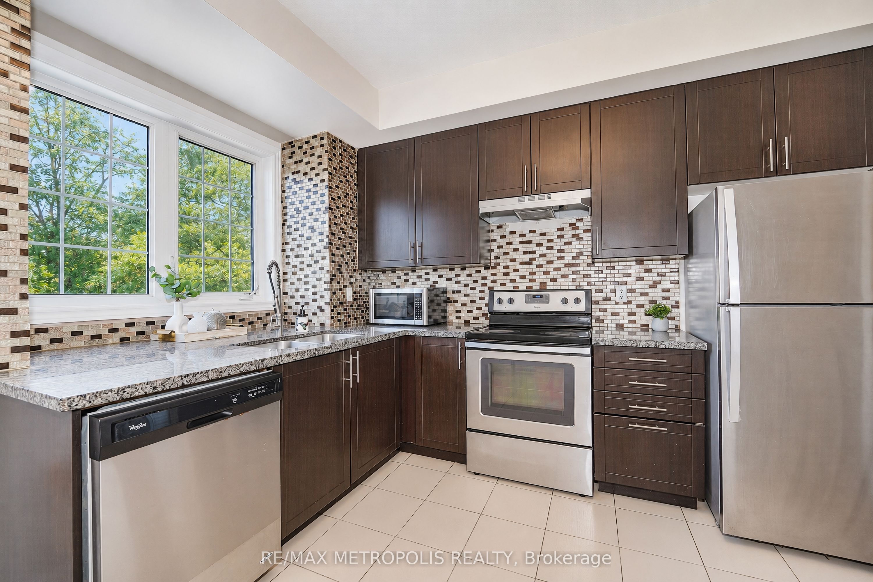 3767b St Clair Avenue E Property Photo 28