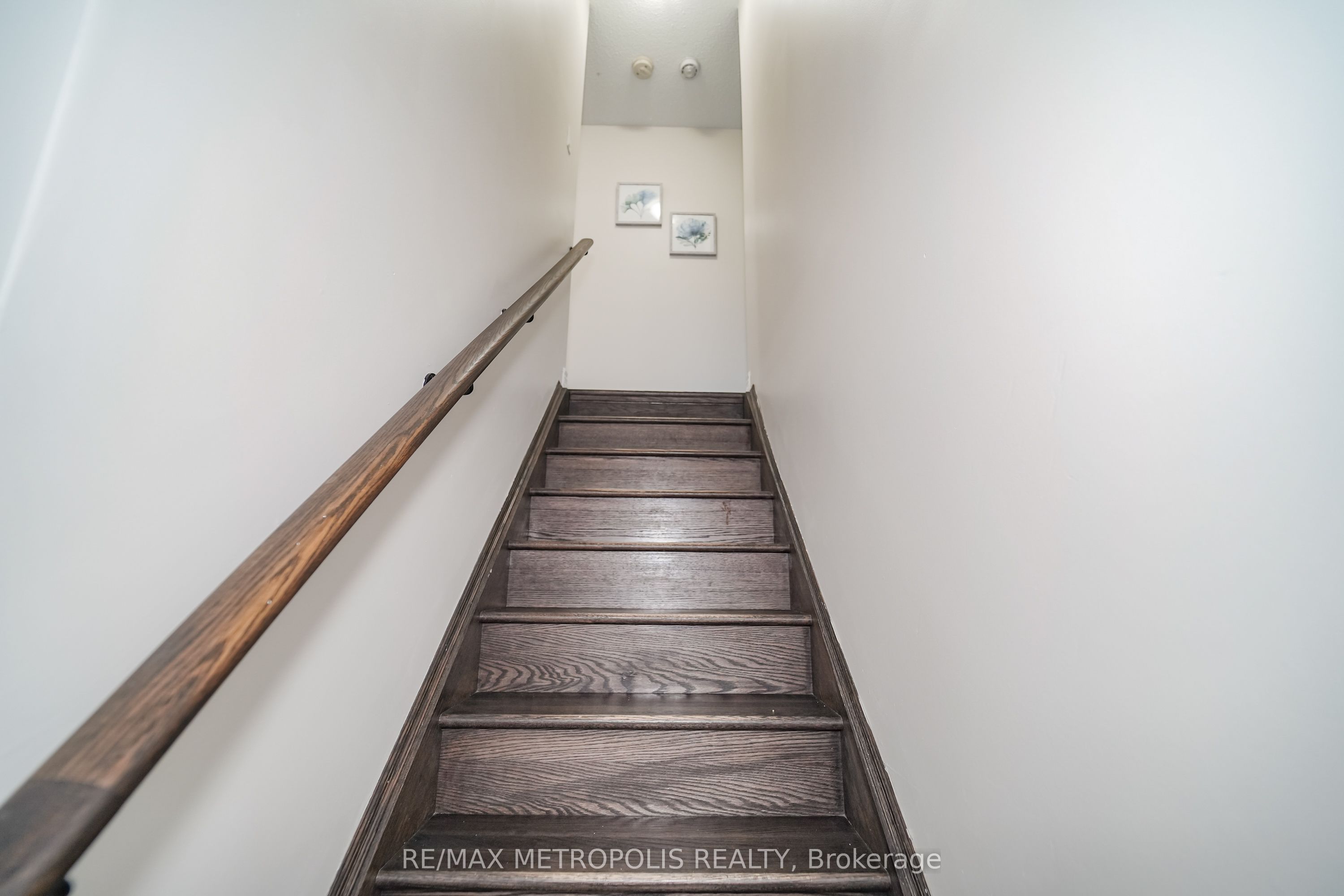 3767b St Clair Avenue E Property Photo 29