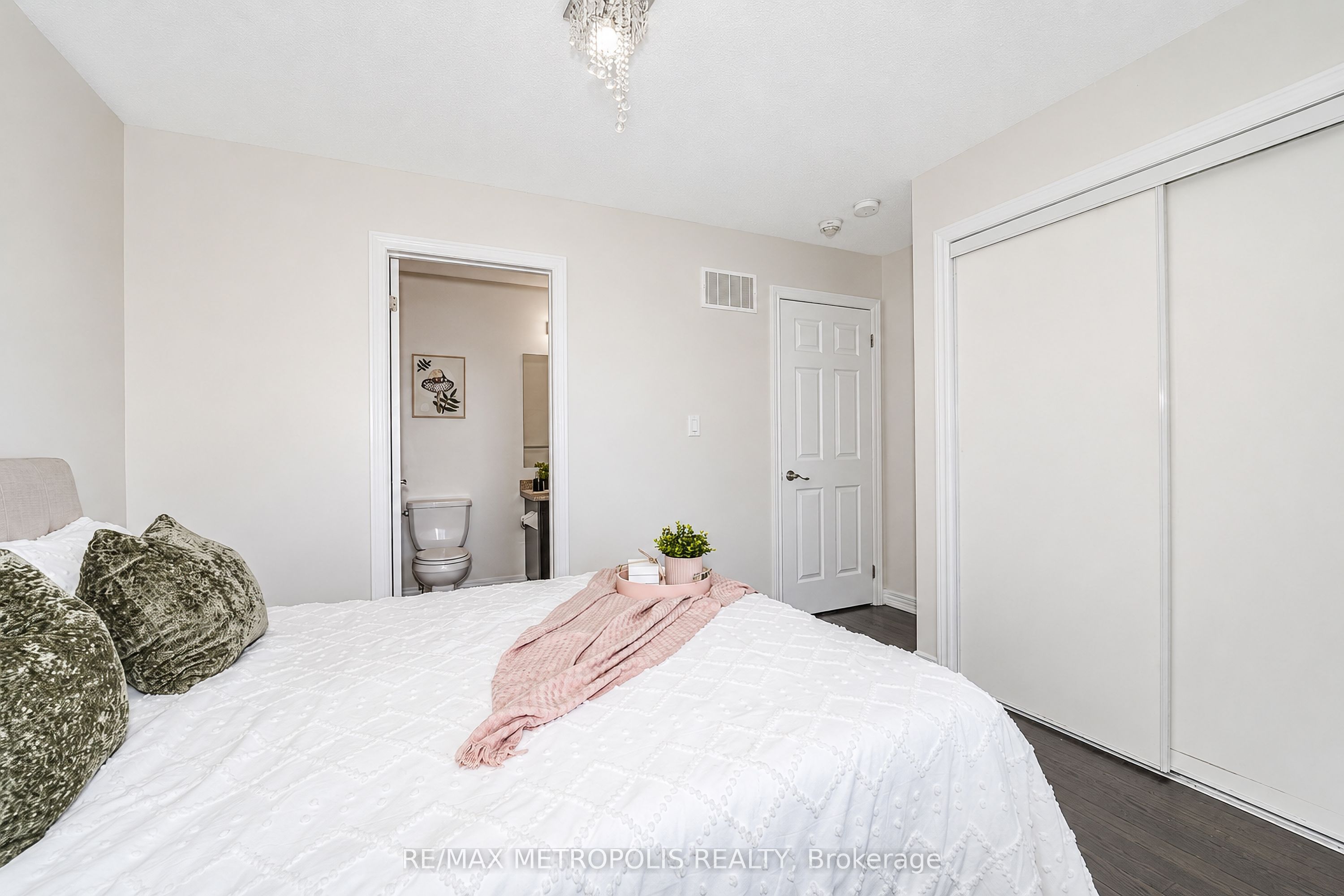 3767b St Clair Avenue E Property Photo 31