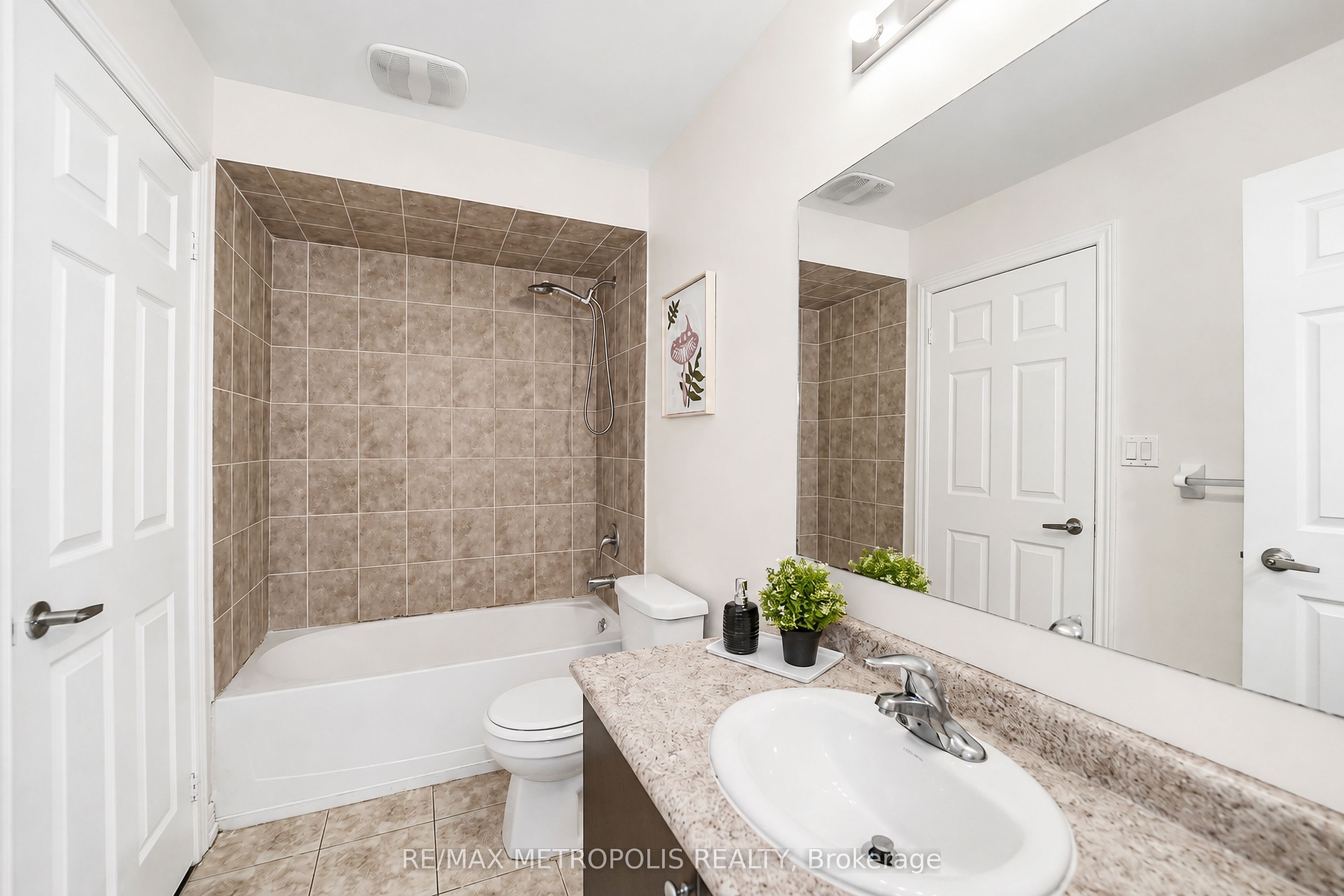 3767b St Clair Avenue E Property Photo 32