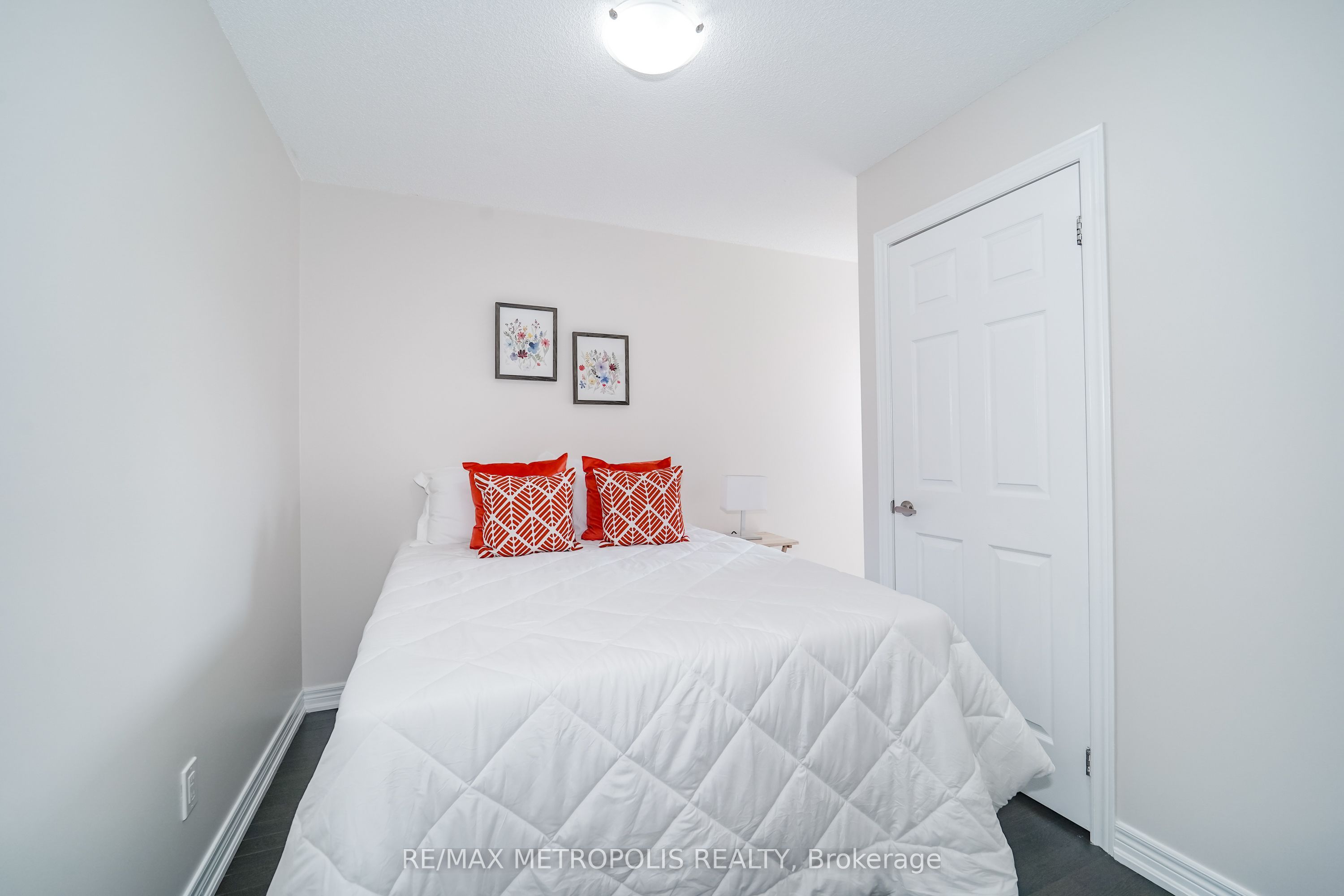 3767b St Clair Avenue E Property Photo 33