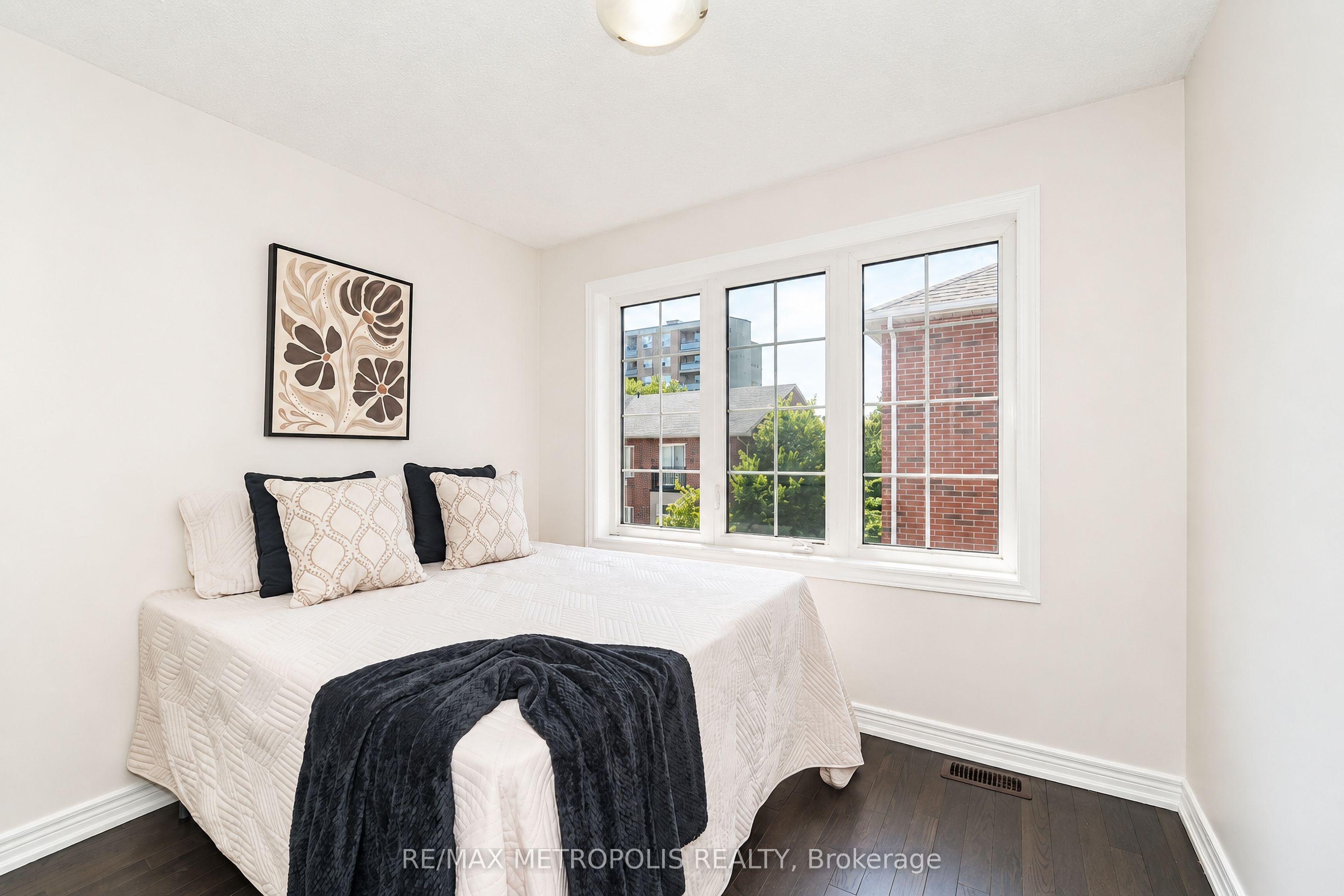 3767b St Clair Avenue E Property Photo 35