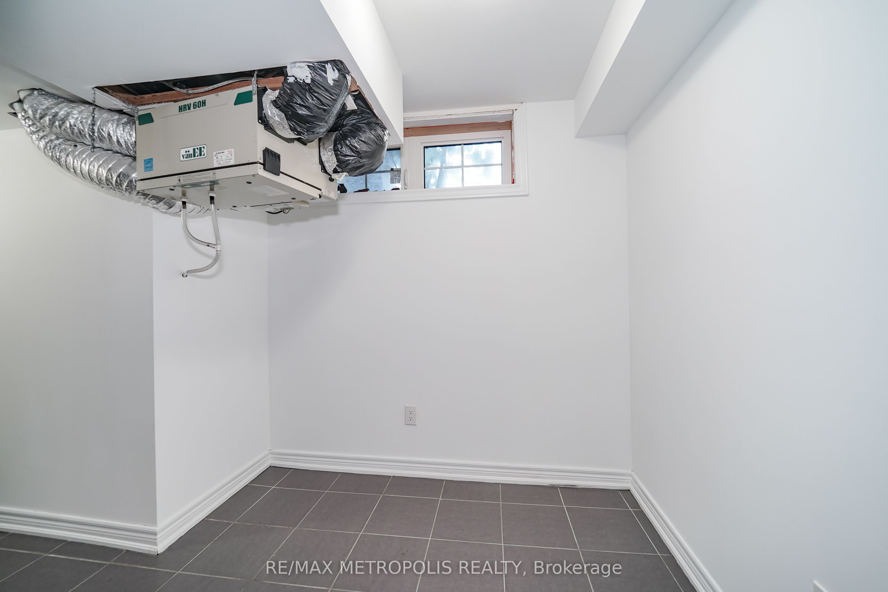 3767b St Clair Avenue E Property Photo 37