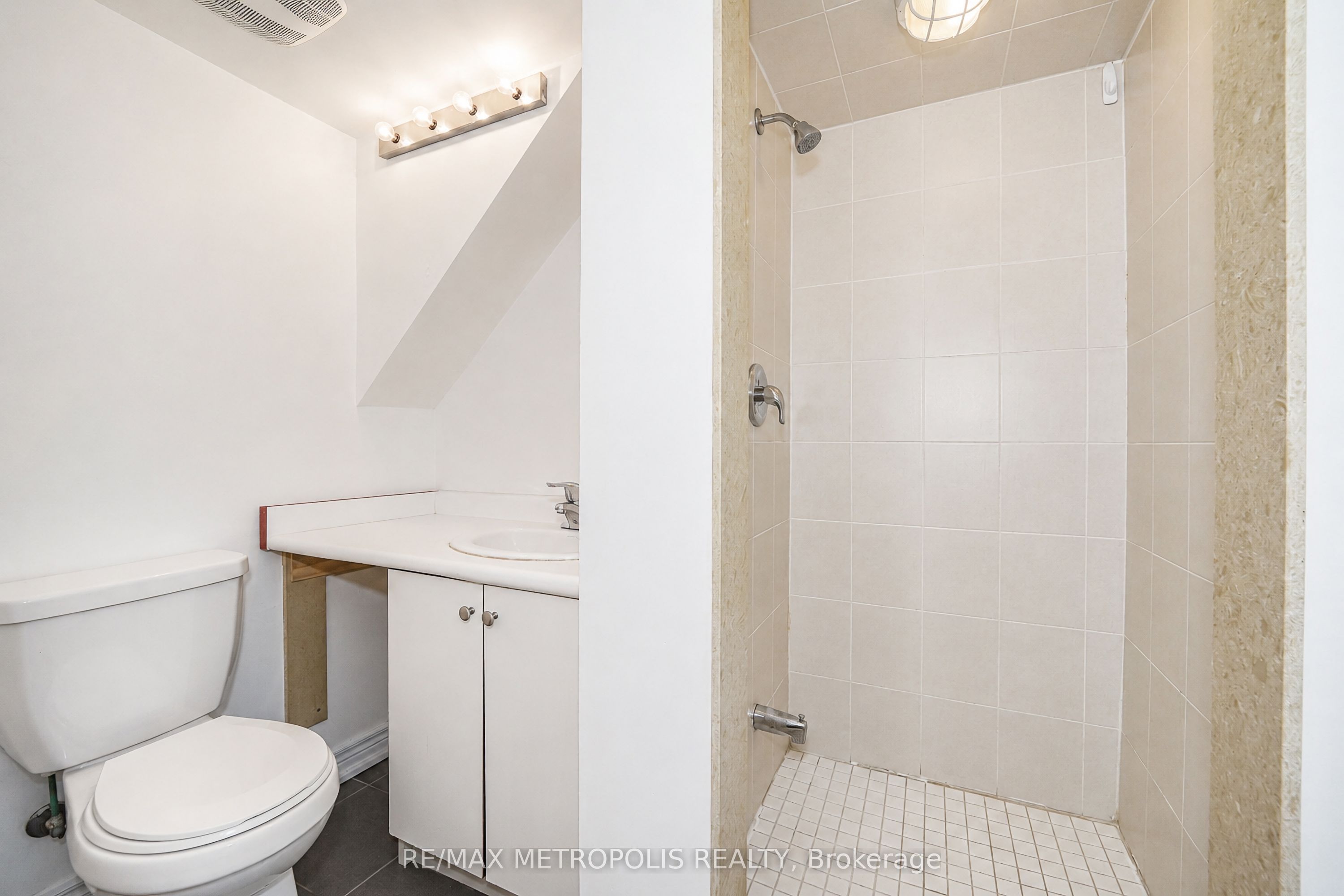 3767b St Clair Avenue E Property Photo 38