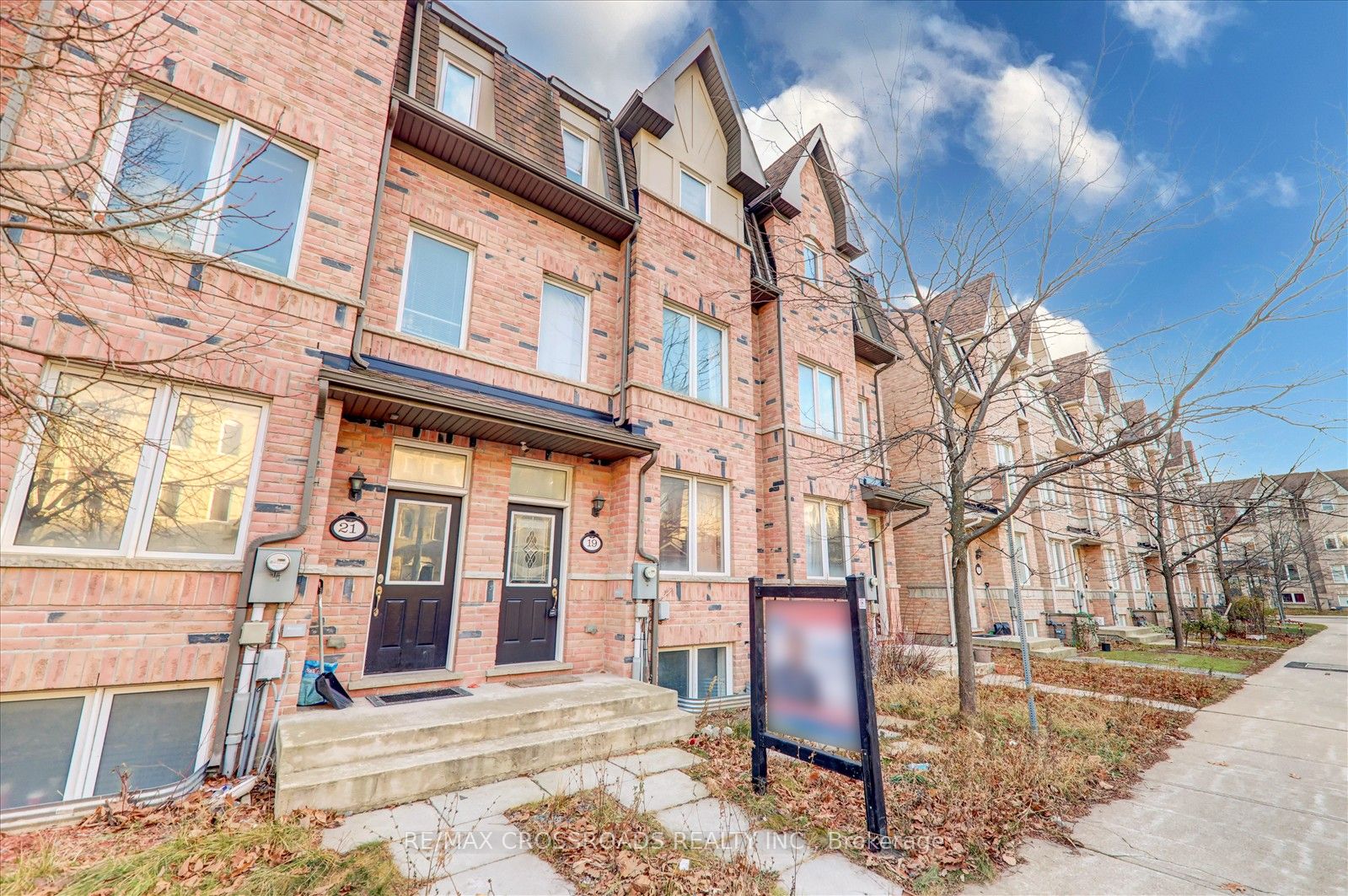 19 Kawneer Terrace Property Photo 2