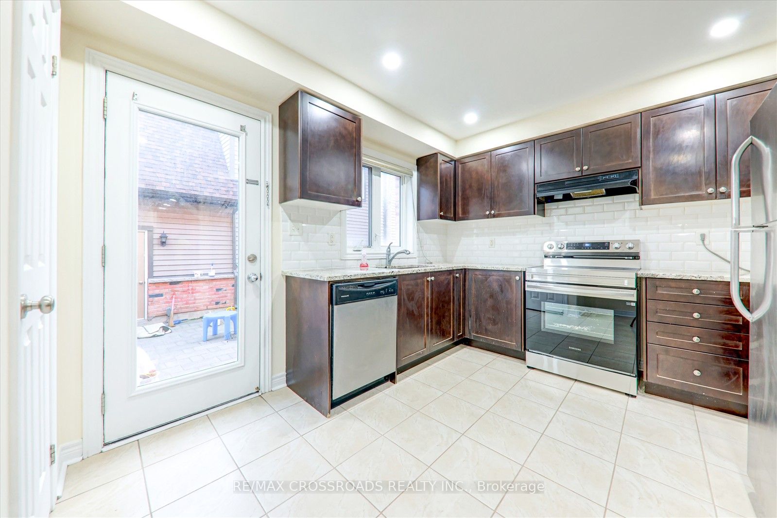19 Kawneer Terrace Property Photo 12