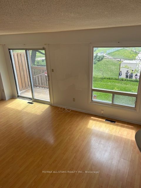201 Alexmuir Boulevard 82 Property Photo 5