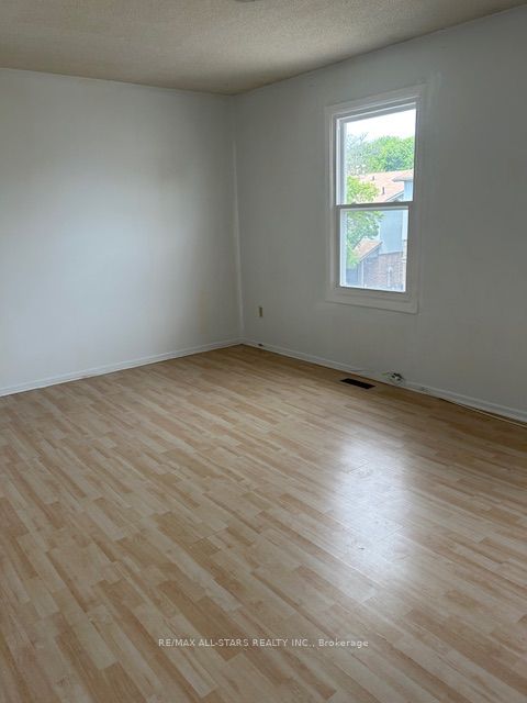 201 Alexmuir Boulevard 82 Property Photo 6