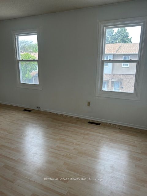 201 Alexmuir Boulevard 82 Property Photo 8