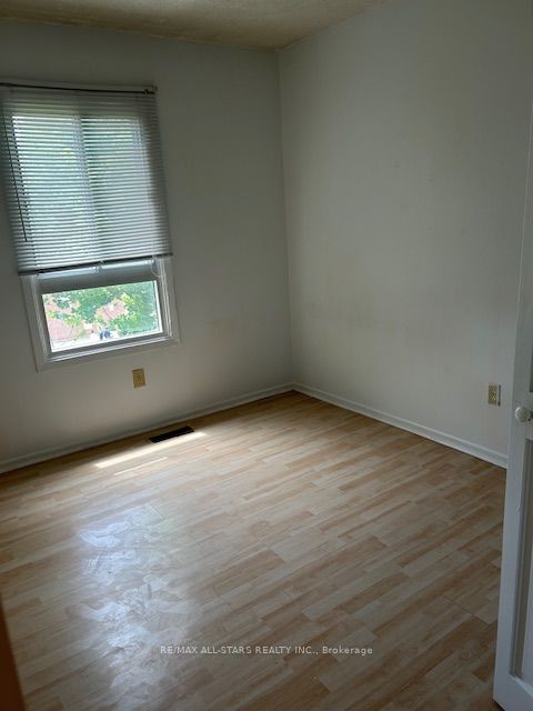 201 Alexmuir Boulevard 82 Property Photo 10