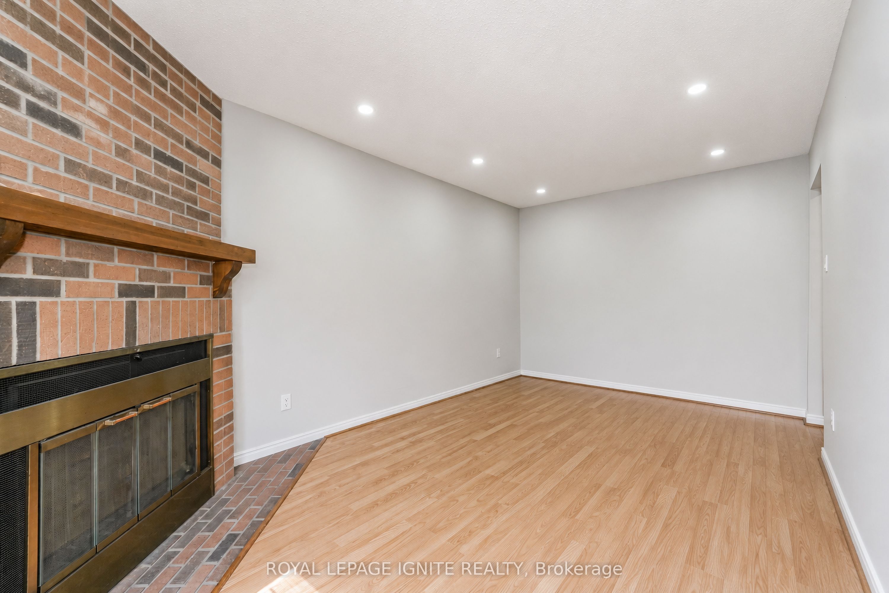 21 Halfmoon Square Property Photo 14