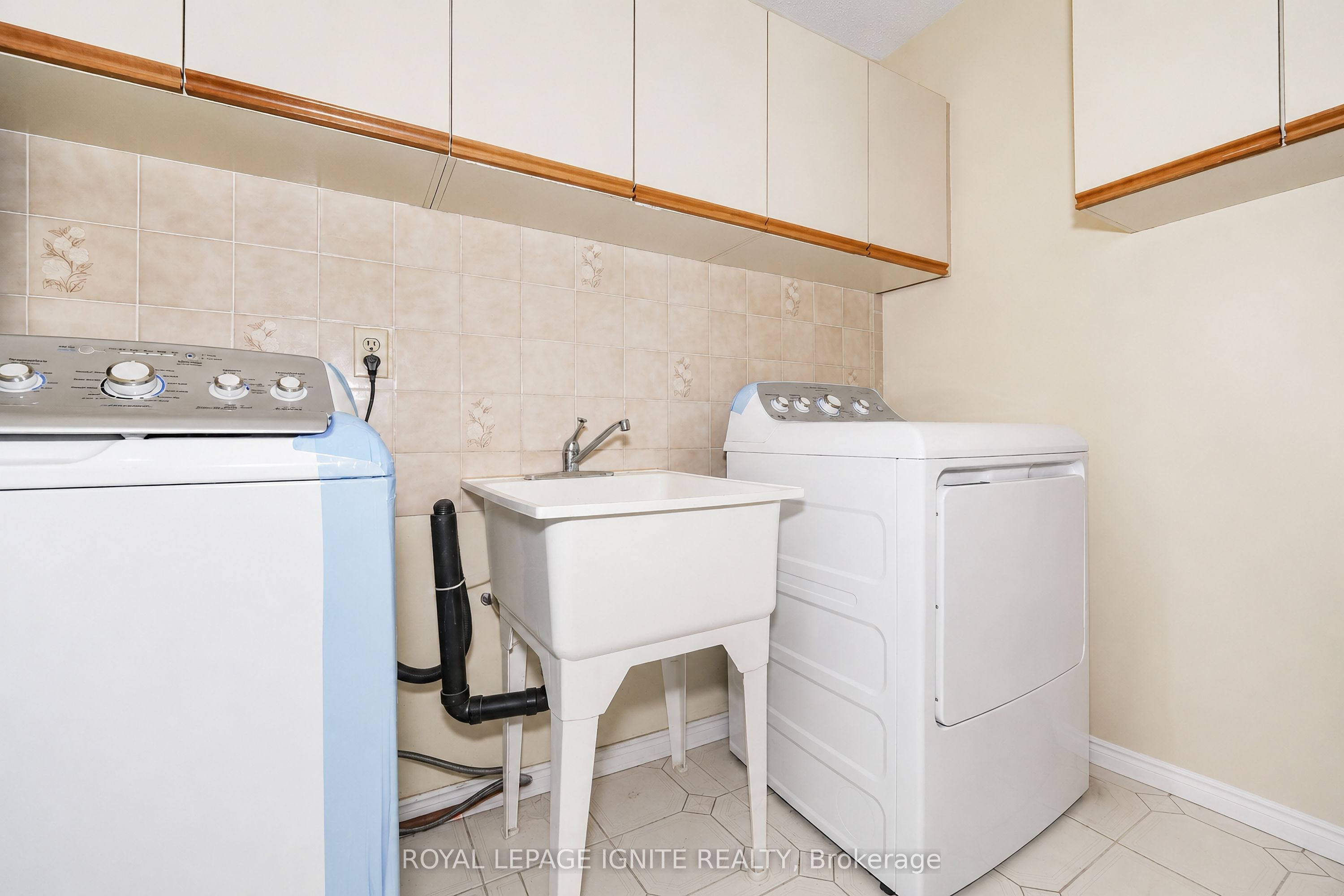 21 Halfmoon Square Property Photo 15
