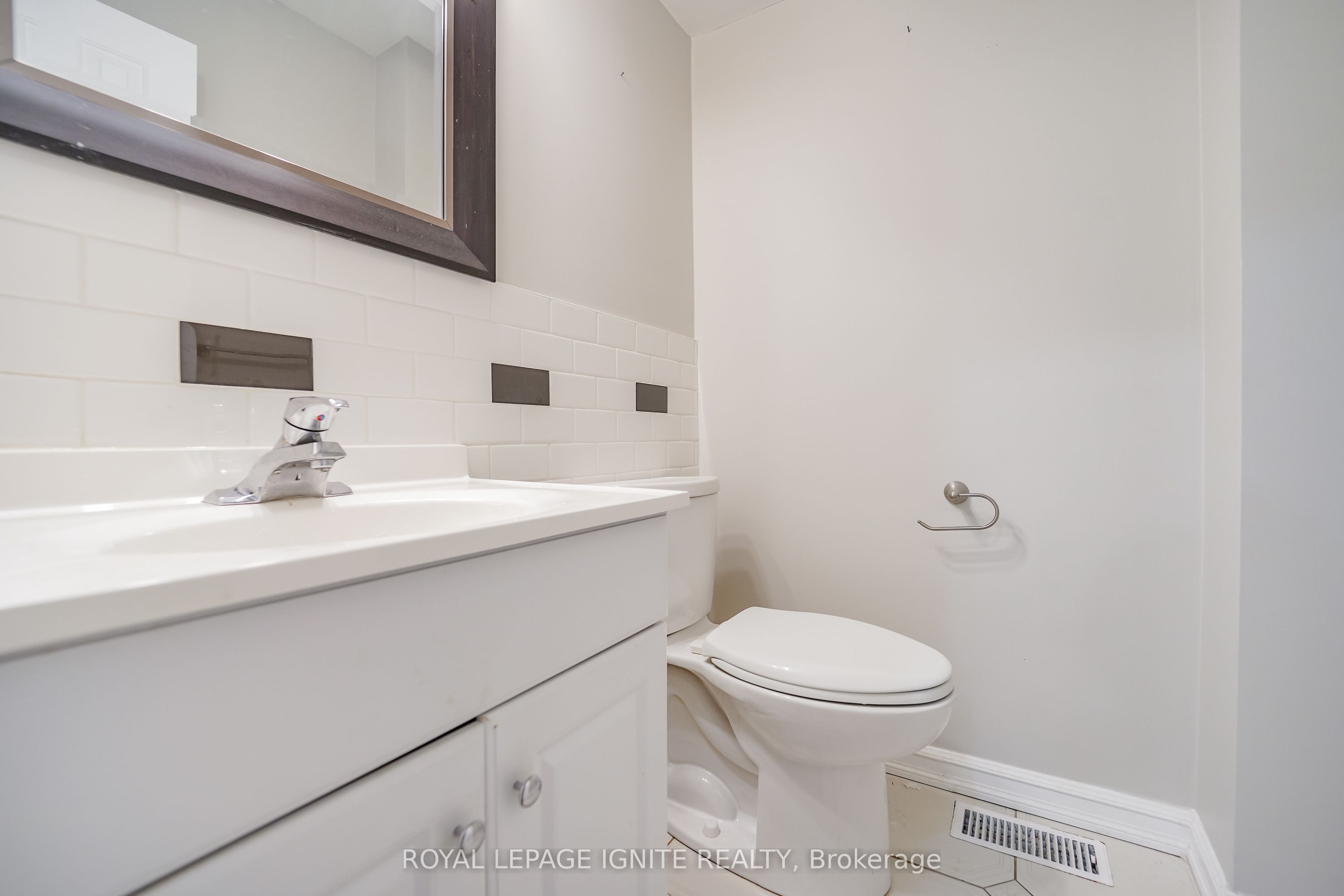 21 Halfmoon Square Property Photo 17
