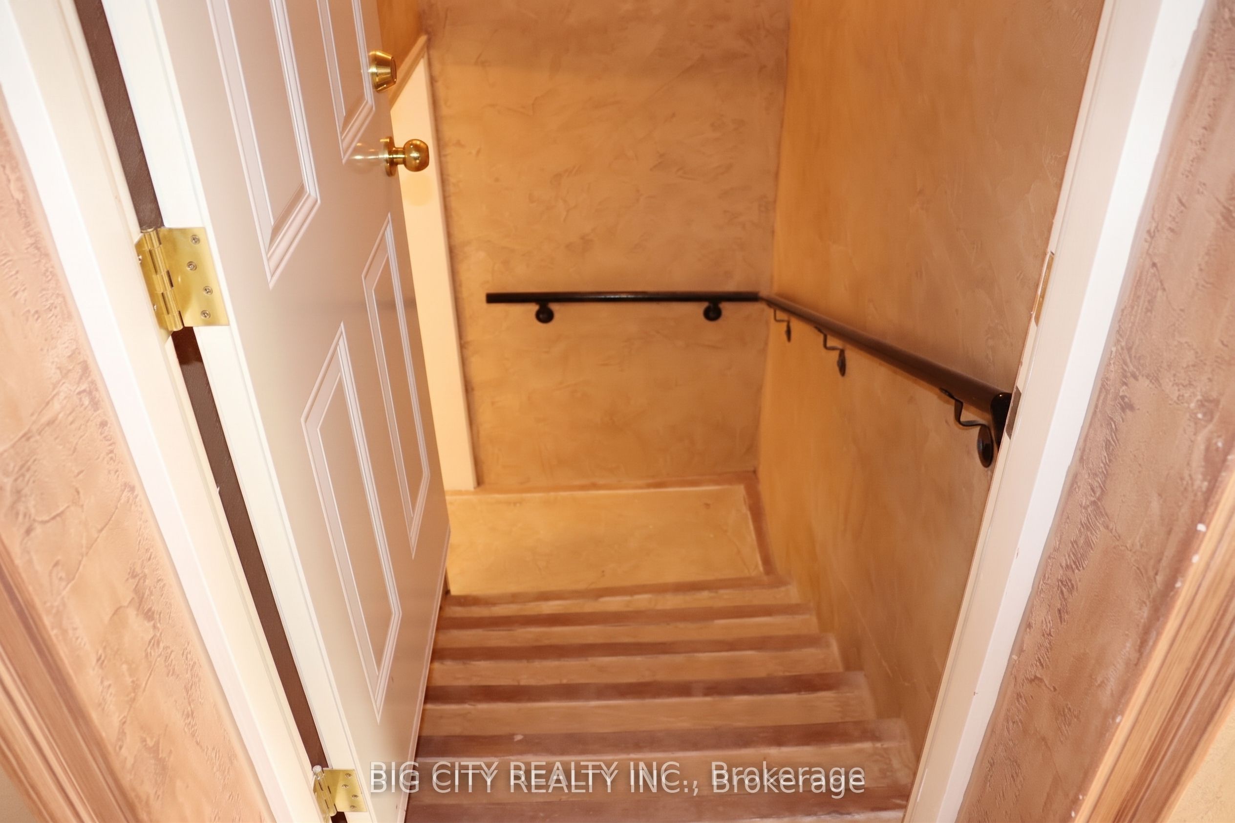 30 Lozoway Drive Lower Property Photo 3