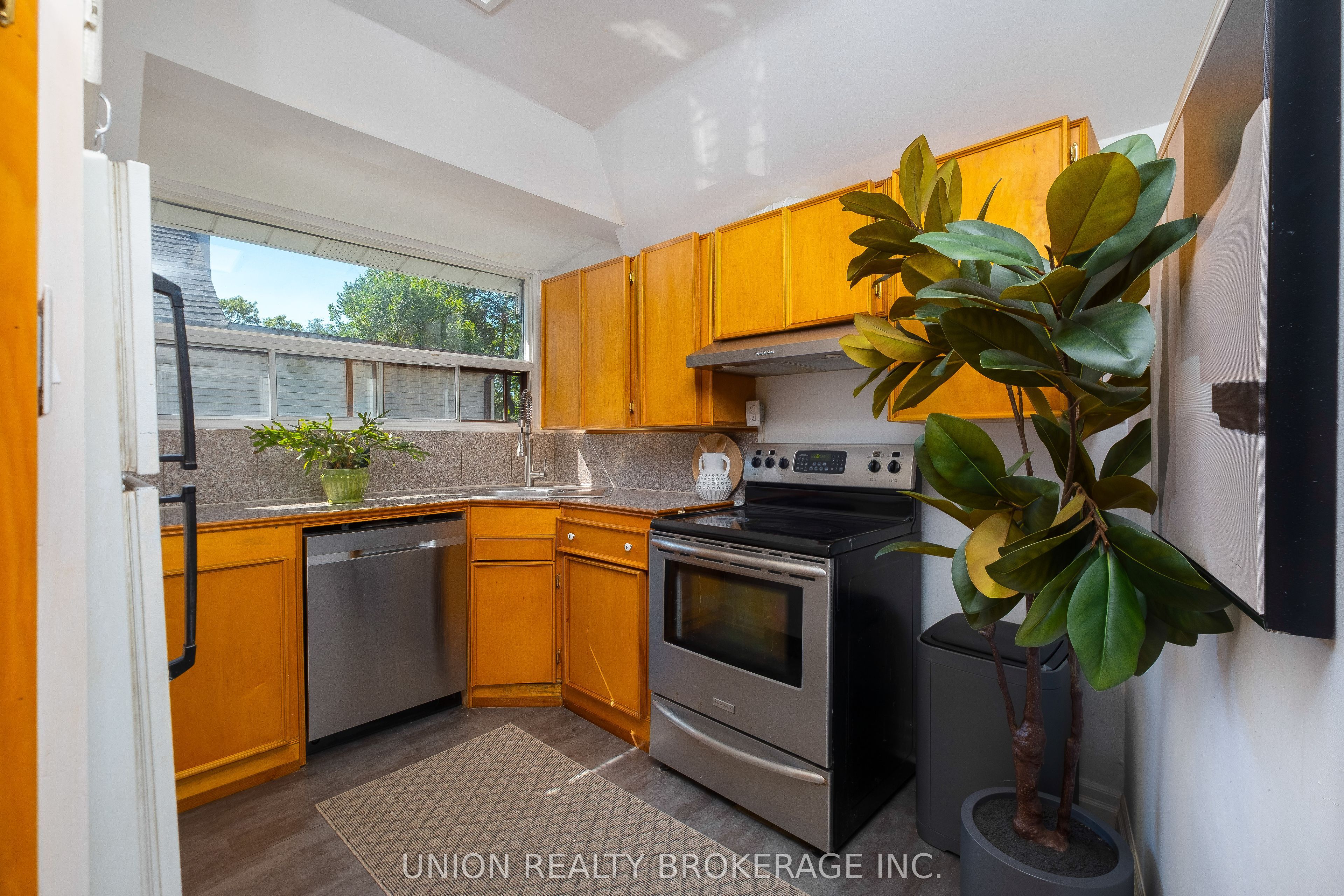 394 Coxwell Avenue Property Photo 8