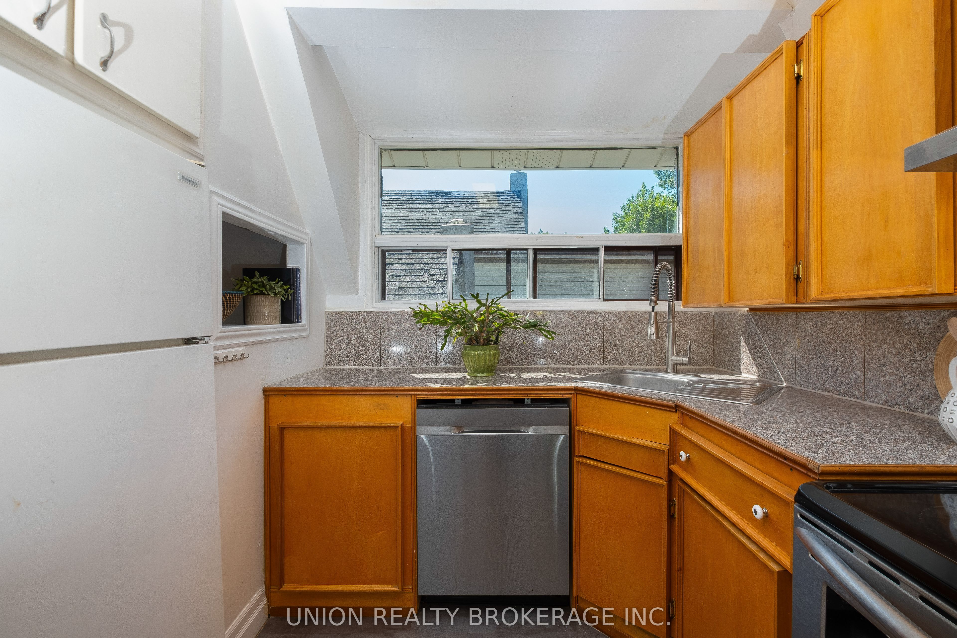 394 Coxwell Avenue Property Photo 10