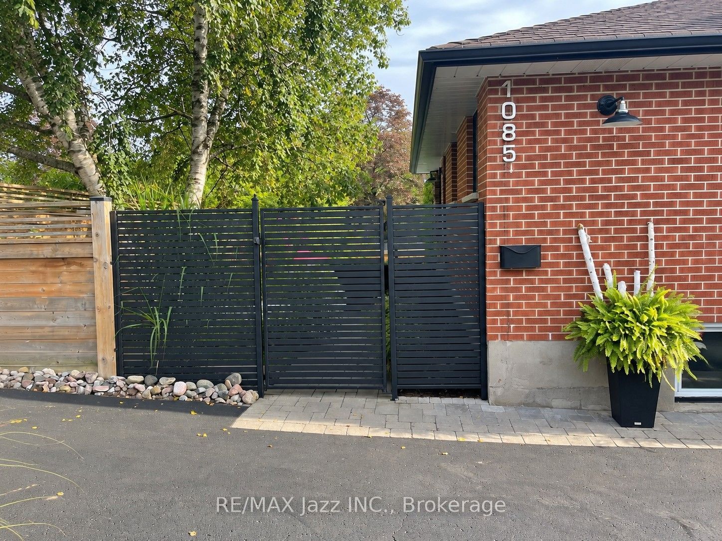 1085 Willowdale Avenue Property Photo 1