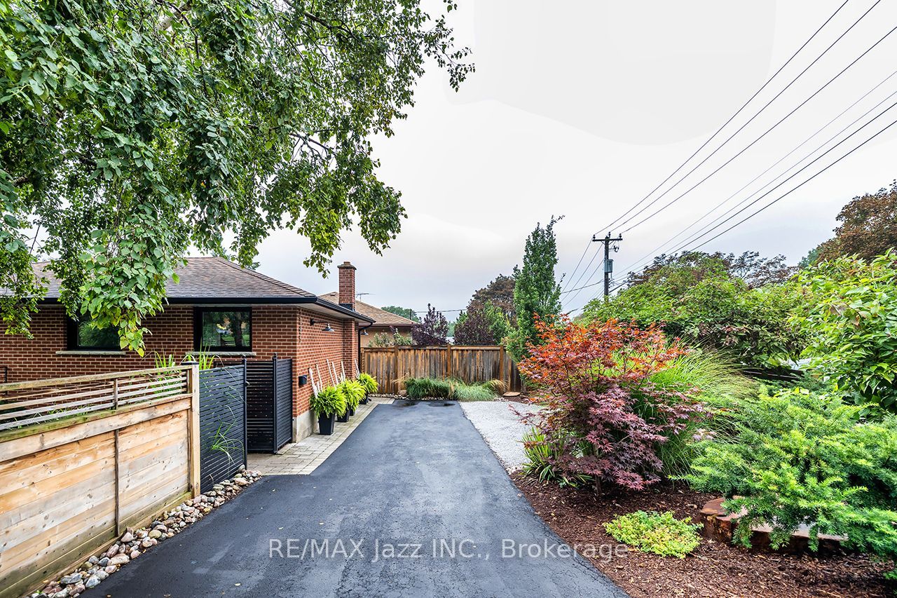 1085 Willowdale Avenue Property Photo 4