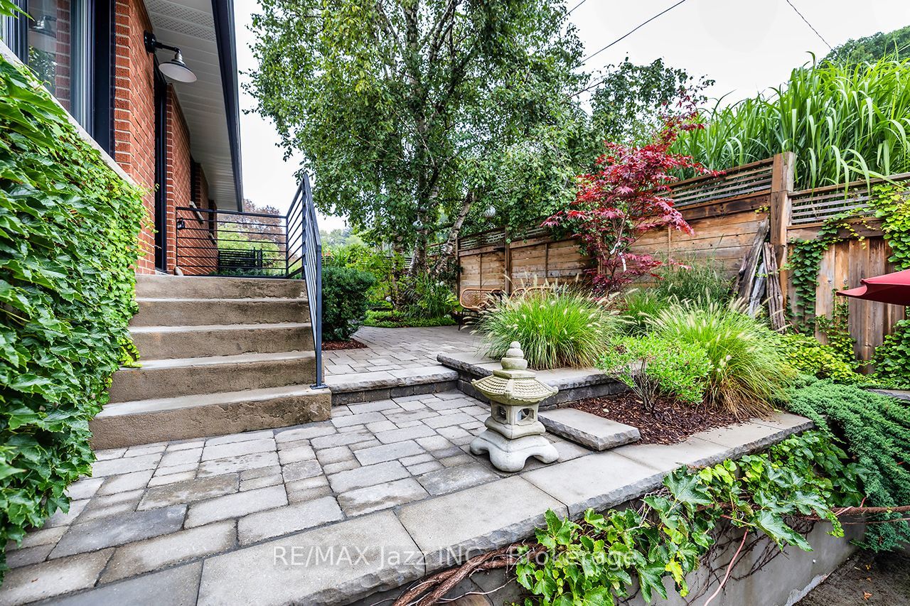 1085 Willowdale Avenue Property Photo 5