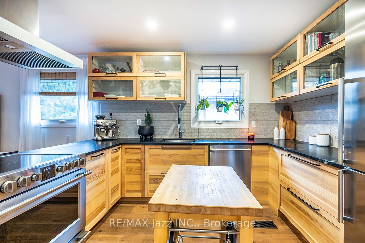 1085 Willowdale Avenue Property Photo 16