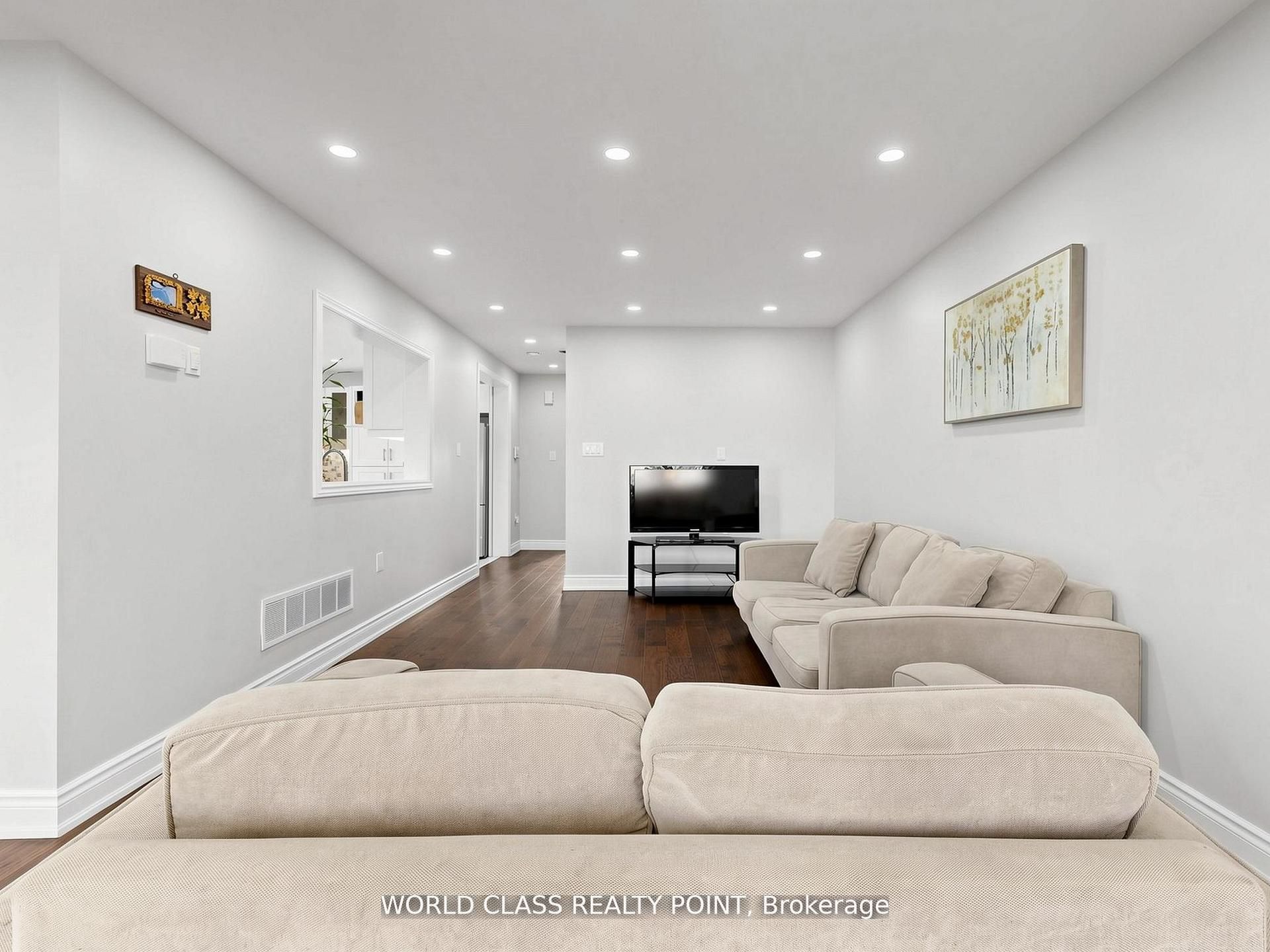 1638 Norwill Crescent Property Photo 4