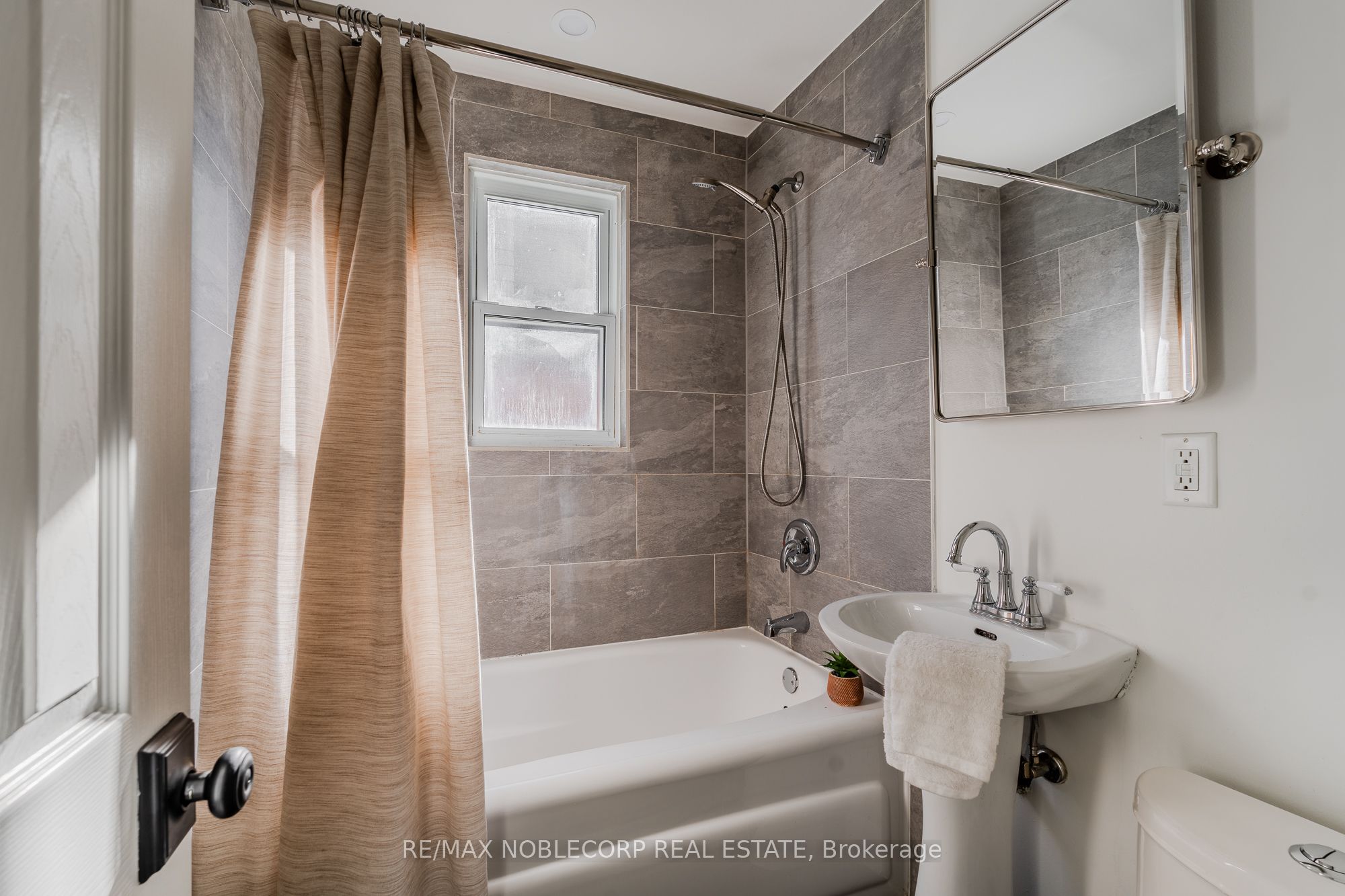 6 Evandale Road Main Property Photo 9