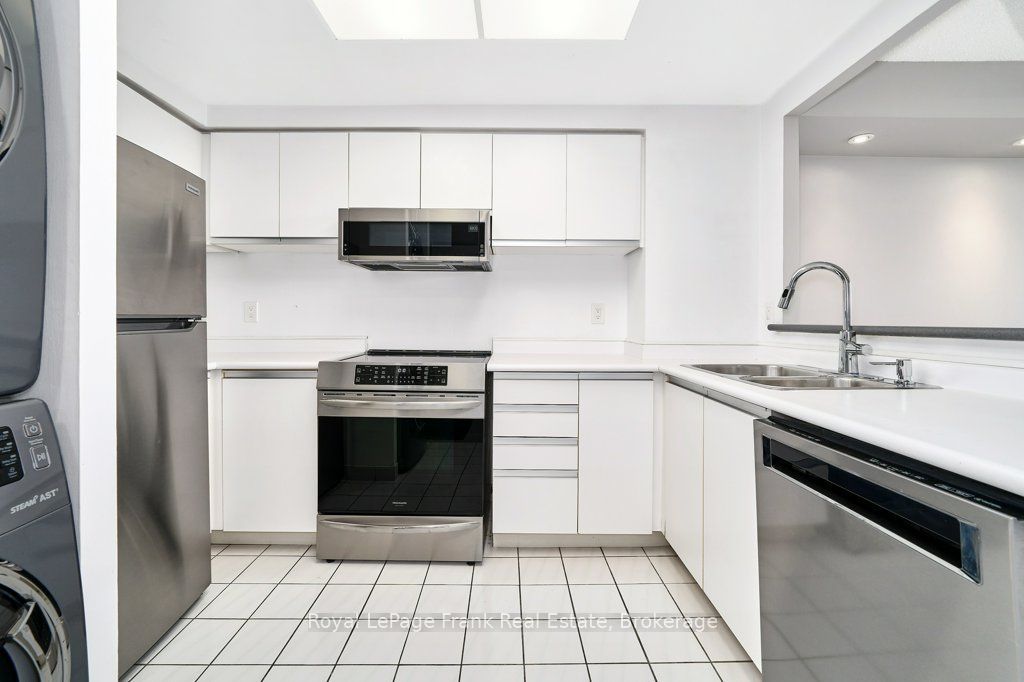 711 Rossland Road E 806 Property Photo 7