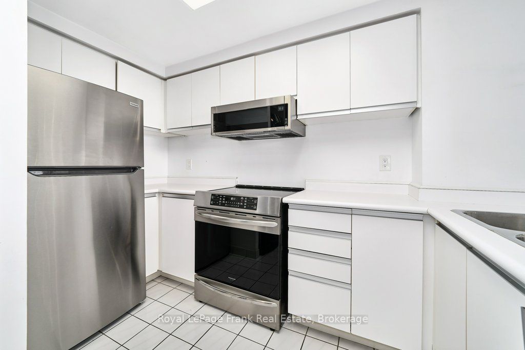 711 Rossland Road E 806 Property Photo 8